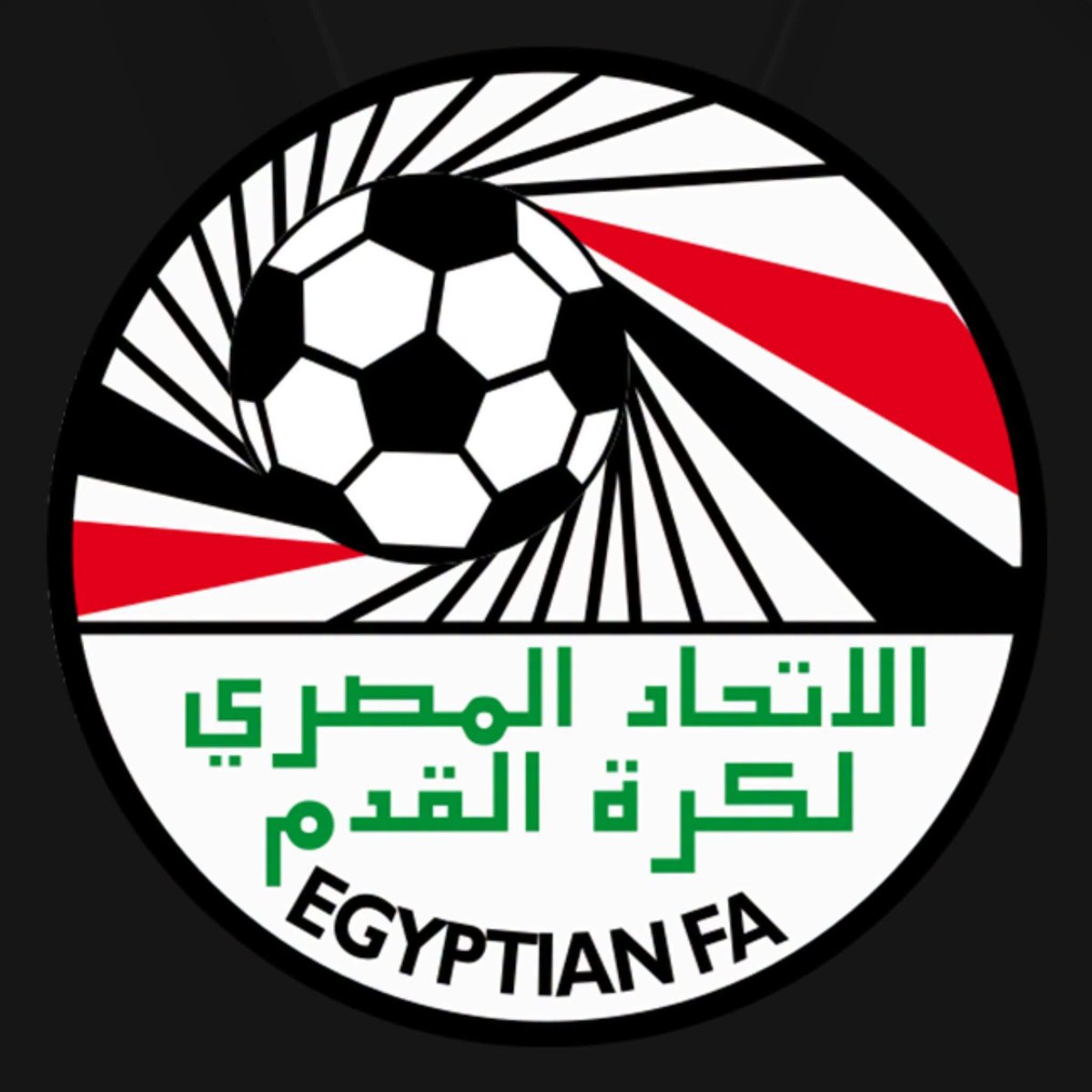 EParena's tweet photo. بيان اتحاد الكرة:
 لا يمكن للاتحاد المصري لكرة القدم أن يقف صامتاً إزاء القرارات التحكيمية التي شهدتها مباراتنا ضد الأرجنتين، فضلاً عن عدم الاستخدام الملائم لتقنية حكم الفيديو المساعد (VAR)؛ حيث أثارت العديد من الحالات المؤثرة مخاوف جدية، وتركت علامات استفهام عميقة حول اتساق وعدالة القرارات التي أثرت بشكل مباشر على سير المباراة.وقد سلط عدد من خبراء كرة القدم والمحللين المختصين، على المستويين المحلي والدولي، الضوء على الحالات التحكيمية المثيرة للجدل والمؤثرة خلال اللقاء، وهو ما يؤكد أهمية الحفاظ على أعلى معايير النزاهة والعدالة والشفافية في إدارة المباريات، لاسيما في بطولة بحجم وأهمية كأس العالم 2026.لطالما احترمت كرة القدم المصرية مبادئ اللعب النظيف، والنزاهة الرياضية، واحترام اللعبة. وتتطلب هذه المبادئ ذاتها أن تتنافس جميع الفرق بشروط متكافئة وأن تحظى بمعاملة متساوية. إن ما حدث خلال المباراة قد تسبب، بشكل مفهوم، في حالة من الإحباط العارم بين لاعبينا، والجهاز الفني، والجماهير، الذين توقعوا أعلى مستويات التحكيم على أكبر مسرح كروي في العالم.إن الدفاع عن حقوق ومصالح المنتخب الوطني المصري ليس أمراً يمكن تجاهله، أو التقليل من شأنه، أو التعامل معه كمسألة ثانوية؛ بل هو مسؤولية نحملها بكل قناعة وإصرار. إن كل لاعب يرتدي قميص مصر، وكل مشجع يقف خلف الفريق، يستحق العدالة والاحترام والتطبيق المتساوي لقوانين اللعبة.