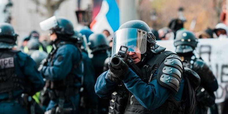 DSocialista_'s tweet photo. La Asamblea Nacional francesa aprueba la ‘Ley del Derecho a Matar’

Con 313 votos frente a 199, la Cámara Baja establece que los agentes se presumirán inocentes desde el primer instante en que abran fuego, derivando el texto al Senado.​​​​​​​

➡️https://t.co/JWlStVlgvh https://t.co/Q3vABsM6q6