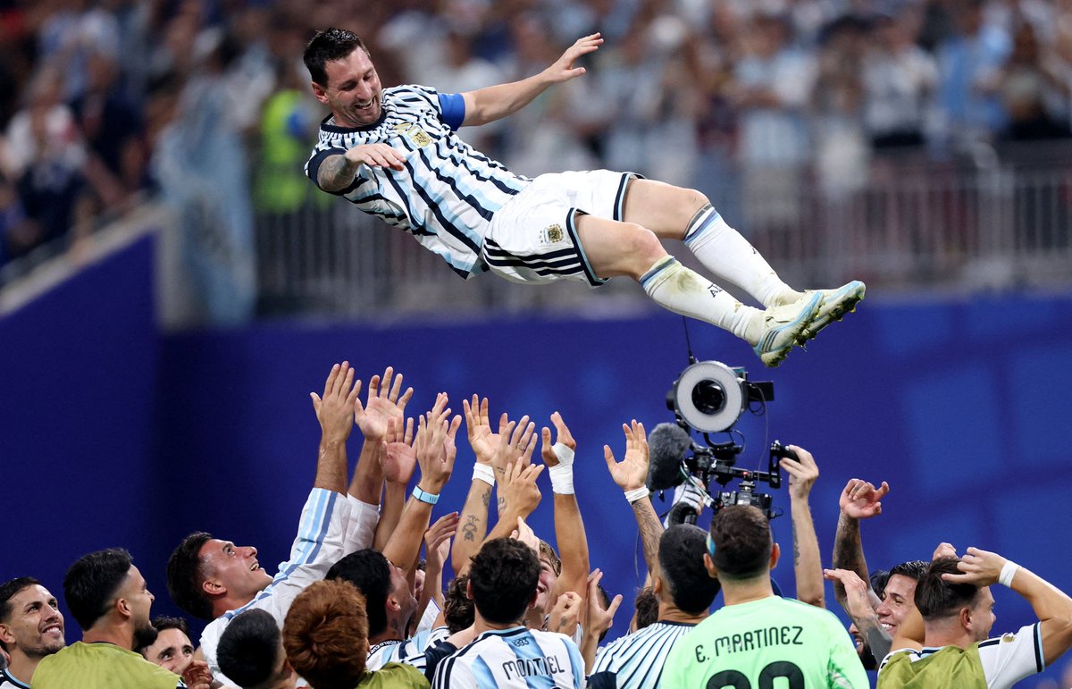 demarkesports's tweet photo. Rodrigo De Paul: "Messi bizim çok derinlerimize dokunuyor. Çabasıyla, isteğiyle ve karakteriyle hepimize muazzam bir enerji aşılıyor. Yaşananlar da aslında ona duyduğumuz minnetin bir başka göstergesi çünkü o bizi bir kez daha çeyrek finale taşıdı." https://t.co/3aJC9adX6o
