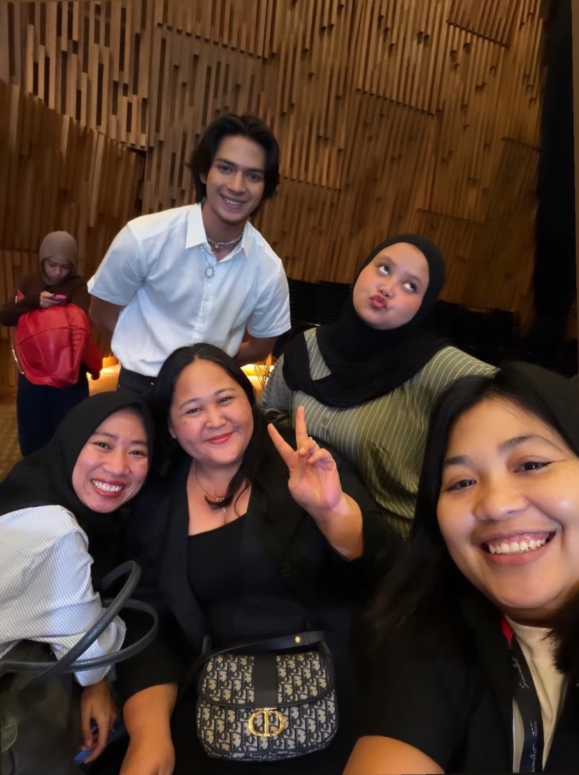 orangejuuz's tweet photo. apapun acaranya tetep yg nempel tim mereka bedua☺️😝😚 https://t.co/MOyoObMAVH