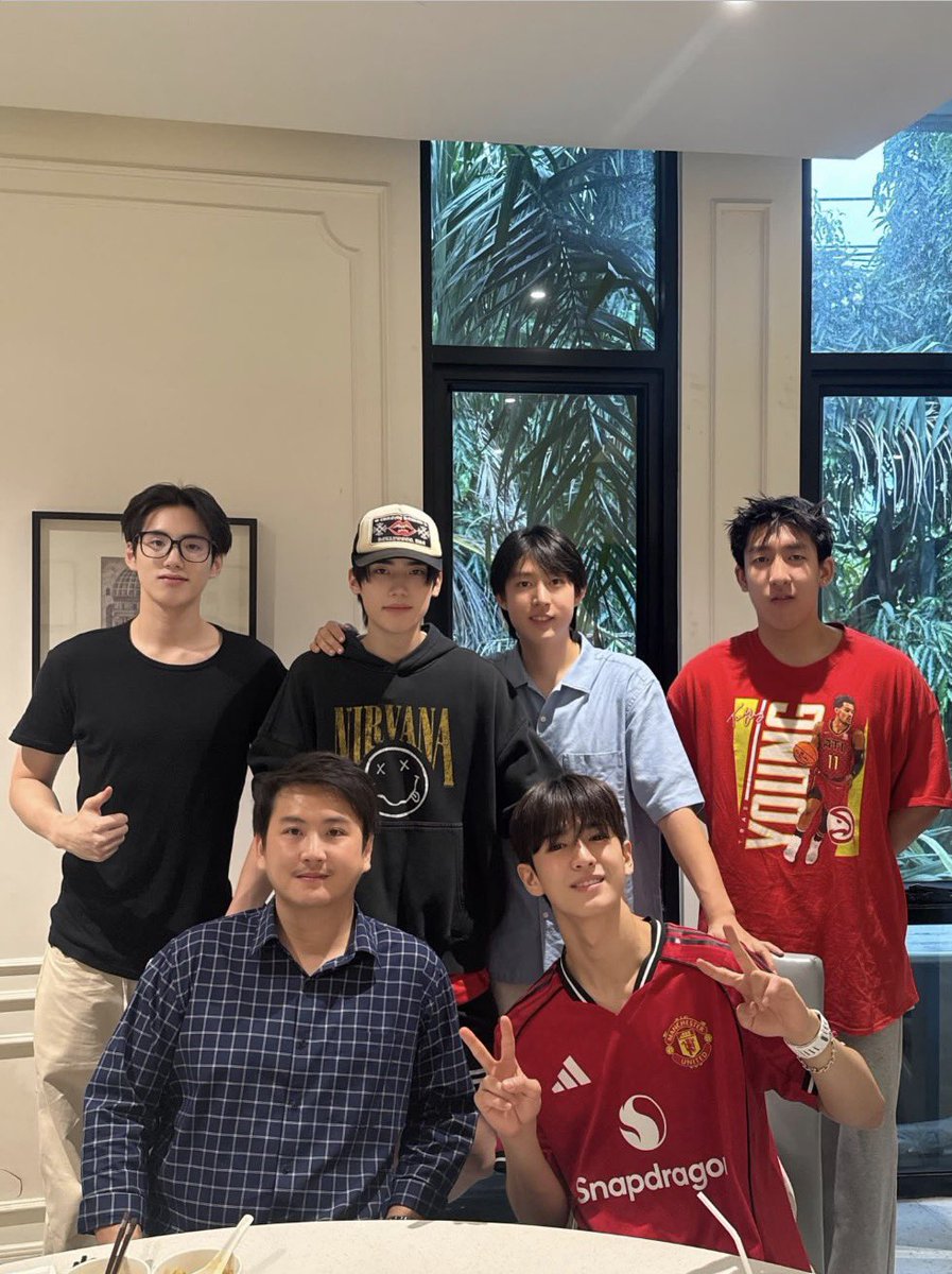 Raktianzi's tweet photo. บ้านลิ้มน่ารักกับพี่จินเสมอเยยย https://t.co/o9vt1pa7qv