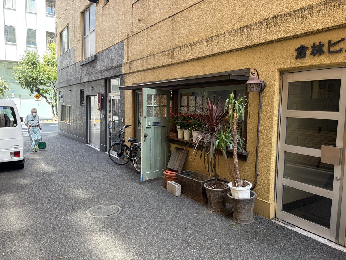 isDEAD4423's tweet photo. 水道橋付近にちょいと用事で来たのでオードリーのオールナイトニッポンの聖地に。
今更ながらめちゃくちゃデケェ東京ドームこれ埋めたんかオードリー。
午後まで時間あったからチェンソーマンレゼ編の聖地も巡礼。
そろそろサブスクで観てぇなと思ったが今海外で上映してるからそれ終わってからかな。 https://t.co/VbOmI7J2si
