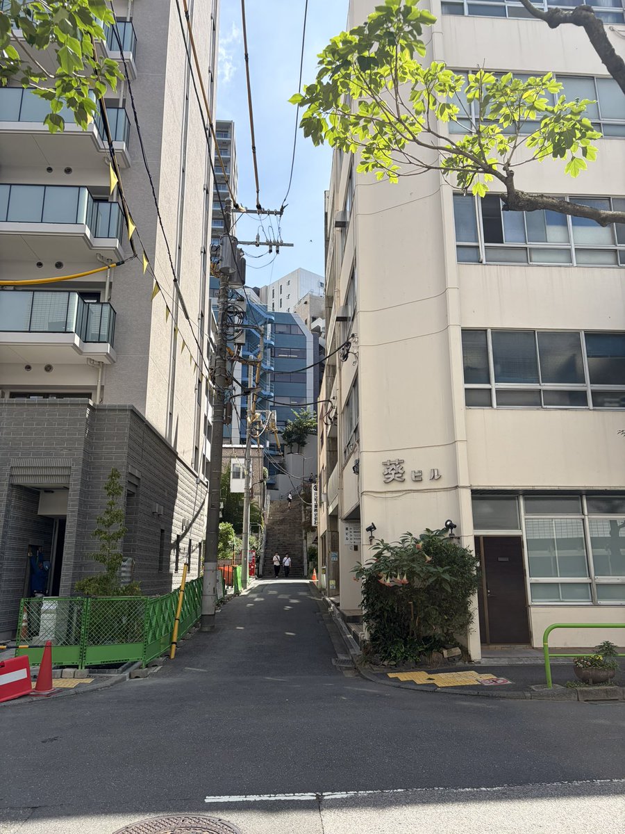 isDEAD4423's tweet photo. 水道橋付近にちょいと用事で来たのでオードリーのオールナイトニッポンの聖地に。
今更ながらめちゃくちゃデケェ東京ドームこれ埋めたんかオードリー。
午後まで時間あったからチェンソーマンレゼ編の聖地も巡礼。
そろそろサブスクで観てぇなと思ったが今海外で上映してるからそれ終わってからかな。 https://t.co/VbOmI7J2si