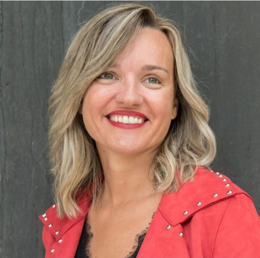 lambano41's tweet photo. .@Pilar_Alegria está haciendo lo mismo que en su campaña electoral, abrazando cordericos o subiendo a tocar el torico.
Se vuelve a olvidar de Zaragoza, donde están los votos.
Al parecer sigue empeñada en el candidato triste y oscuro .@fbelblazquez.
¡Pues al hoyo de nuevo! https://t.co/BSgfVKf3Z6