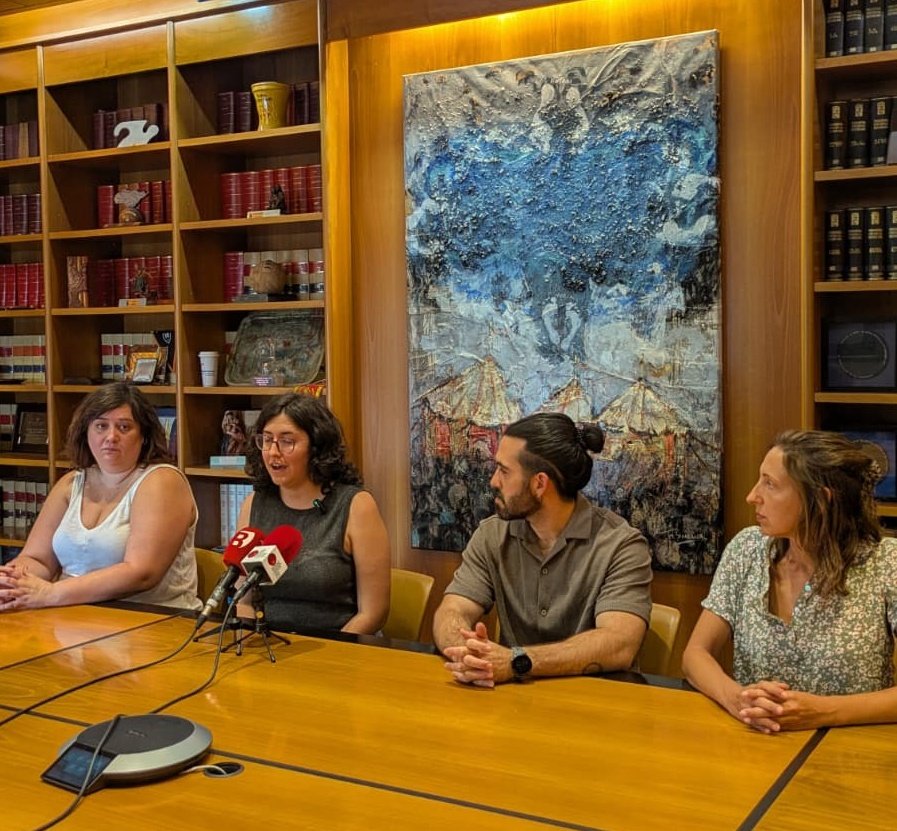SumemCUPBNYS's tweet photo. Jana Soteras, regidora i portaveu de Sumem CUP Banyoles renuncia a l’acta per incompatibilitat amb l’actual tasca laboral que està desenvolupant i deixa pas a Víctor Carreño. Tot i així, Soteras seguirà vinculada al projecte i a l'assemblea.
Gràcies Jana per la feina feta! 🧡 https://t.co/e4wXfW67uU