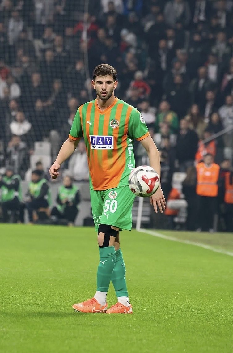 61gioo's tweet photo. Lundstram-Dragus ve 1 milyon € verin, Ümit Akdağ‘yi alin ve bu sol stoper mevzusu bitsin.
Hem yabanci oyunculardan çıkmış oluruz.
Romanya milli takiminda oynasa bile, Türk statüsüne geçiyor. 
Birakin Ahmetcan ve Adil işlerini, Ümit ikisindende iyi. 
#Trabzonspor #Transfer https://t.co/IrPp85r0kL