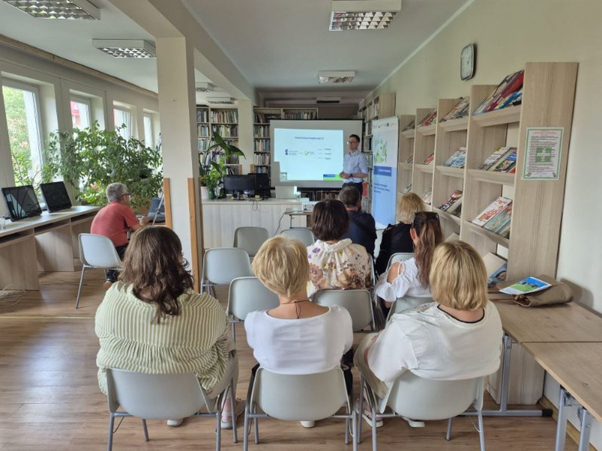 WWfosigw's tweet photo. Doradcy Energetyczni WFOŚiGW w Olsztynie spotkali się z mieszkańcami Giżycka, prezentując program „Mikroretencja”.

Rozmawiano o retencji, gospodarowaniu wodą deszczową i zasadach uzyskania wsparcia.

#DoradztwoEnergetyczne #FEnIKS #WFOŚiGW https://t.co/PfEZZamsoN