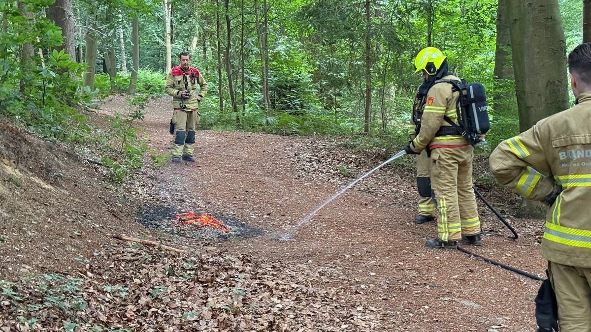 Man maakt kampvuur in bos Beek, hardlopers bellen hulpdiensten