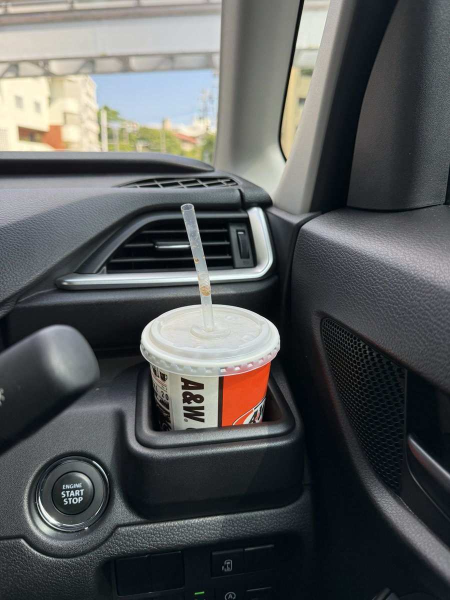 senrigawa1's tweet photo. JAL•ANA平会員いつもの沖縄旅①④

最後はお土産購入巡り🚗
地元スーパーでジーマミー豆腐、
沖縄バヤリースマンゴー味、スナック類

2月に行って美味しかった「安室」さんのサーターアンダギー

5回目？我が家の定番、「来来」さんのちんすこう
最後はぜーったいに外せないA&amp;Wの
ルートビアて〆です https://t.co/sMBJIsGlUr
