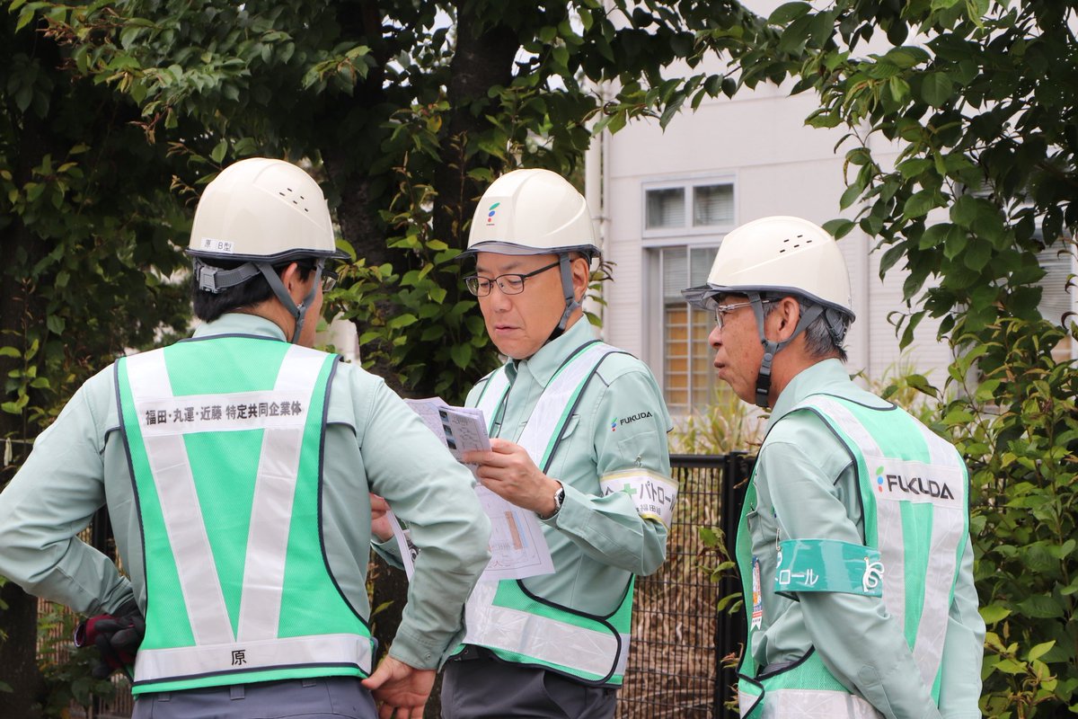 FUKUDA_Corp's tweet photo. 7/6(月)に ＃全国安全週間 の安全意識向上の一環として役員パトロールを実施しました⛑️

社長をはじめとする役員らが土木部・建築部の現場を巡回し、日々の安全管理や今後の現場運営について様々な視点から確認しました。

今後も安全最優先の取り組みを愚直に継続していきます！

＃安全パトロール https://t.co/aOuyjzURbr