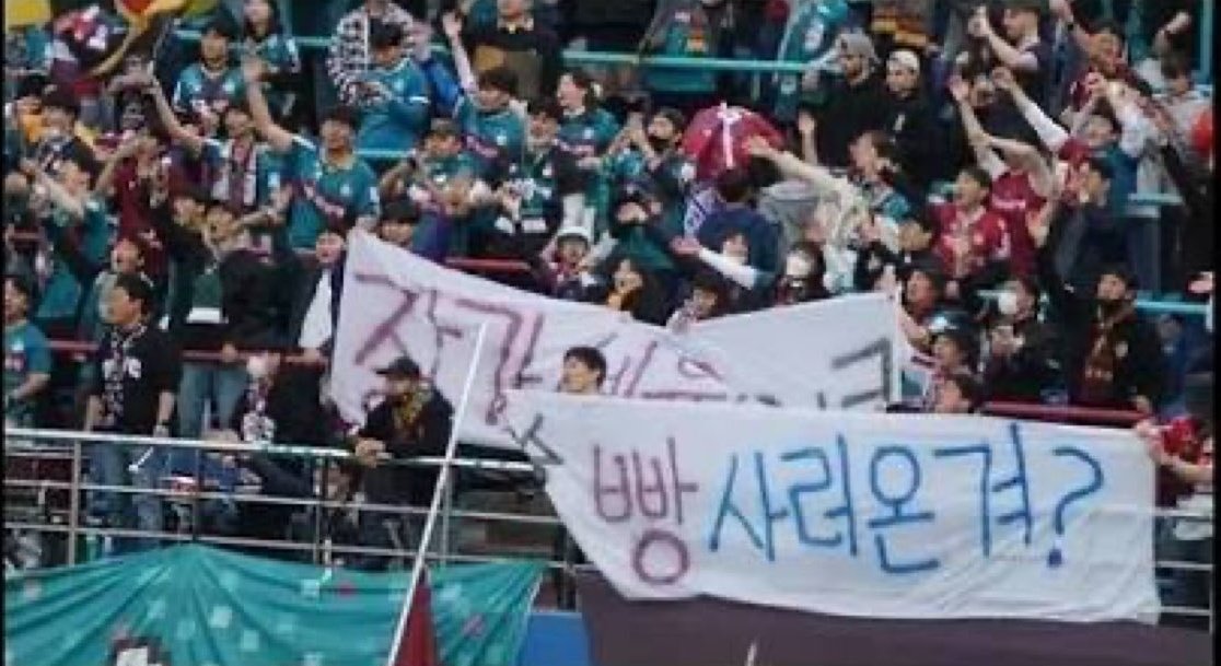 iamav5fan's tweet photo. TO.  티원

빵 사러 온겨? https://t.co/SqQLfm75yD