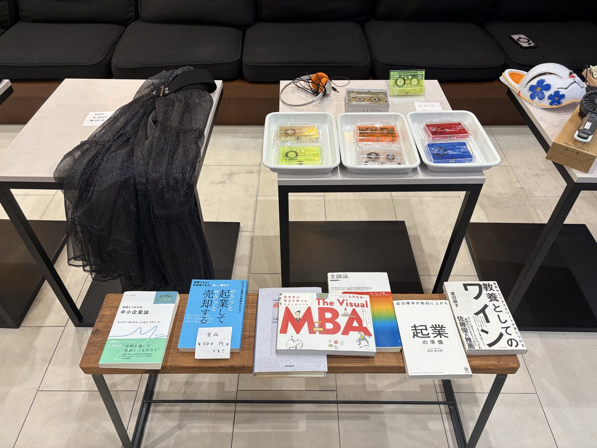 utlab_manager's tweet photo. 本日開催！UT-LAB フリーマーケット🔥

洋服・本・雑貨・電子機器など、掘り出し物がたくさん✨
数学・物理の専門書や、東京藝術大学の方が制作した作品も販売します🎨📚

学生も社会人も大歓迎！
予約不要・入場無料ですので、ぜひお気軽にお立ち寄りください🙌

📅 7/8（水）15:00〜19:00
📍 UT-LAB（東京都文京区西片2-25-8）

#フリマ #フリーマーケット #UTLAB #東京イベント #文京区