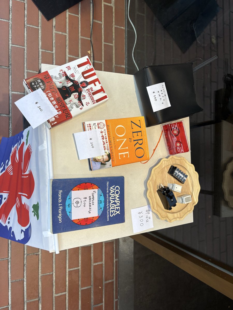 utlab_manager's tweet photo. 本日開催！UT-LAB フリーマーケット🔥

洋服・本・雑貨・電子機器など、掘り出し物がたくさん✨
数学・物理の専門書や、東京藝術大学の方が制作した作品も販売します🎨📚

学生も社会人も大歓迎！
予約不要・入場無料ですので、ぜひお気軽にお立ち寄りください🙌

📅 7/8（水）15:00〜19:00
📍 UT-LAB（東京都文京区西片2-25-8）

#フリマ #フリーマーケット #UTLAB #東京イベント #文京区