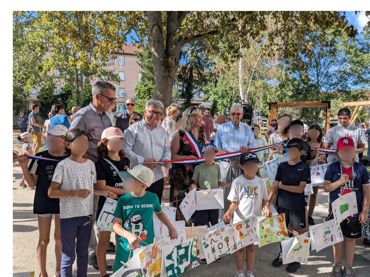 Prefet67's tweet photo. #Territoires 📍 | À l'invitation de Nathalie Kaltenbach, maire de #Barr, Michel Robquin, sous-préfet de #Sélestat-#Erstein, a participé à l'inauguration du nouvel espace de loisirs du parc Saint-Martin.
🎷 Un moment convivial, qui a rassemblé de nombreux habitants, rythmé par les airs jazzy interprétés par les élèves de l'école de musique.
Pensé pour tous les âges, ce nouvel #aménagement propose :
👧 des jeux pour les enfants
🌳 des espaces ombragés et des bancs pour permettre notamment aux aînés de profiter pleinement du parc
✅ L'État a soutenu ce projet à hauteur de 70 000 €, contribuant ainsi à la création d'un lieu de vie, de rencontre et de partage au cœur de la commune.
#ServicesPublics #Territoires #Barr #BasRhin #FranceRuralités