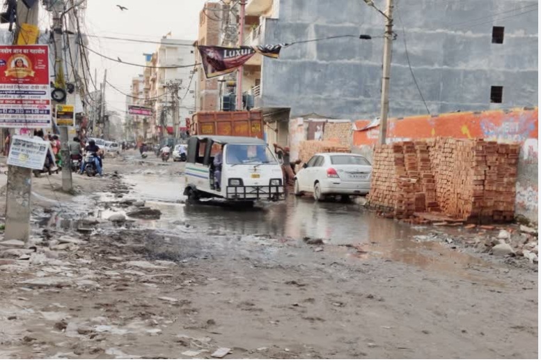 kumarharesh's tweet photo. #Burari has been looted by its leaders with both hands.  Burari #struggling for #parks #roads #schools #health &amp; #basicfacilities. The main road is broken for 4 years, so #drains are overflowing. #CorruptLeader Is #responsible for burari present #Condition. #delhiwithbjp #modivo https://t.co/lVPkujSNIc