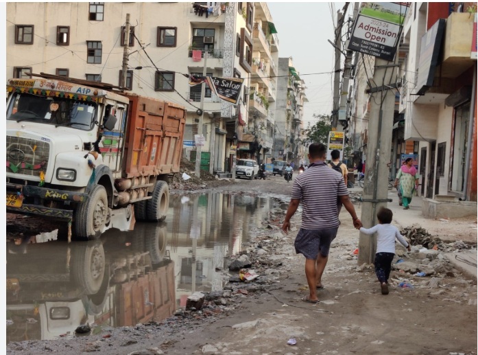 kumarharesh's tweet photo. #Burari has been looted by its leaders with both hands.  Burari #struggling for #parks #roads #schools #health &amp; #basicfacilities. The main road is broken for 4 years, so #drains are overflowing. #CorruptLeader Is #responsible for burari present #Condition. #delhiwithbjp #modivo https://t.co/lVPkujSNIc