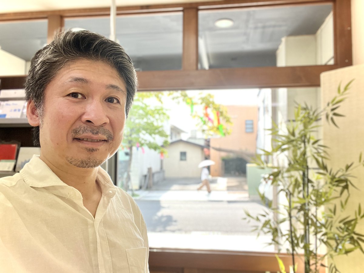 jun_kotani's tweet photo. 今自分は、歩を進めていられているのだろうか？
…という不安とか疑念に思ってしまう時もある。

そんな時って大概はずっと引きこもって作業している時とか、あまり寝られない日々が続いている時だったりする。

甲府のレッスン2日目。
昨日よりアチ〜じゃんけ！
梅雨明けたってこんけ？

今日はレッスン合間に時間がちょっと空いた。
よし、頑張っちゃー！