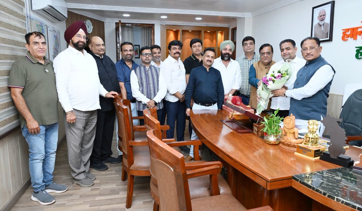 satish_thourani's tweet photo. आज छत्तीसगढ़ चेम्बर ऑफ कॉमर्स एंड इंडस्ट्रीज के प्रतिनिधिमंडल के साथ माननीय मुख्यमंत्री श्री @vishnudsai जी से सौजन्य भेंट कर "छत्तीसगढ़ नगरपालिका (व्यापार अनुज्ञापन) नियम, 2025" में लागू वर्गफुट (Square Feet) आधारित पंजीकरण शुल्क व्यवस्था को समाप्त कर https://t.co/8bdG2InrGx