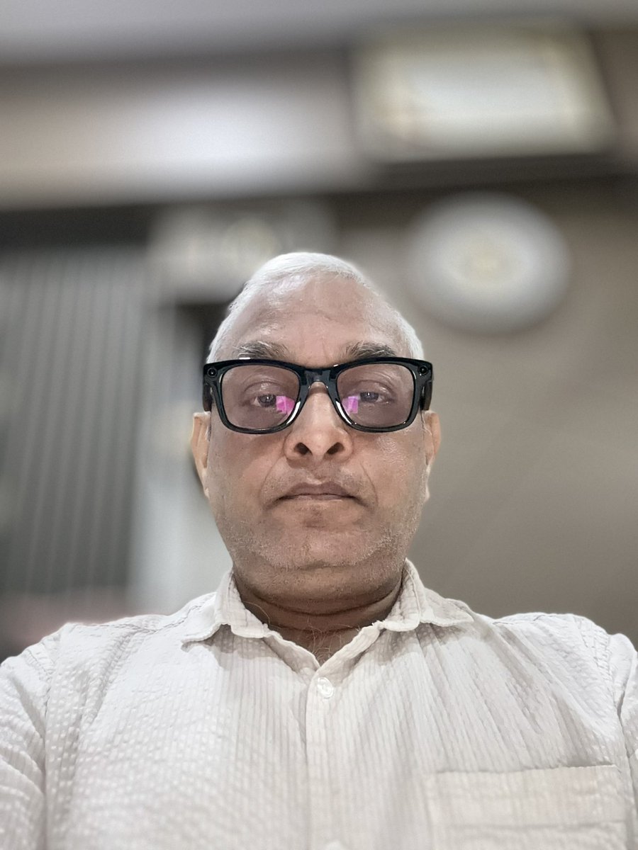 drpandeyanil's tweet photo. ।

।

"मिडिल-क्लास" का होना भी किसी वरदान से कम नहीं है कभी बोरियत नहीं होती।जिंदगी भर कुछ ना कुछ आफ़त लगी ही रहती है। मिडिल क्लास वालों की स्थिति सबसे दयनीय होती है, न इन्हें तैमूर जैसा बचपन नसीब होता है न अनूप जलोटा जैसा बुढ़ापा, फिर भी अपने आप में उलझते हुए व्यस्त रहते है । मिडिल क्लास होने का भी अपना फायदा है चाहे BMW का भाव बढ़े या AUDI का या फिर नया i phone लांच हो जाऐ, घंटा फर्क नही पङता। मिडिल क्लास लोगों की आधी ज़िंदगी तो झड़ते हुए बाल और बढ़ते हुए पेट को रोकने में ही चली जाती है। इन घरों में पनीर की सब्जी तभी बनती है जब दुध गलती से फट जाता है और मिक्स-वेज की सब्ज़ी भी तभी बनती हैं जब रात वाली सब्जी बच जाती है।
इनके यहाँ फ्रूटी, कॉल्ड ड्रिंक एक साथ तभी आते है जब घर में कोई बढ़िया वाला रिश्तेदार आ रहा होता है। मिडिल क्लास वालों के कपड़ों की तरह खाने वाले चावल की भी तीन वेराईटी होती है; डेली,कैजुवल और पार्टी वाला। छानते समय चायपत्ती को दबा कर लास्ट बून्द तक निचोड़ लेना ही मिडिल क्लास वालों के लिए परमसुख की अनुभुति होती है। ये लोग रूम फ्रेशनर का इस्तेमाल नही करते, सीधे अगरबत्ती जला लेते है। मिडिल क्लास भारतीय परिवार के घरों में Get- together नहीं होता, यहां 'सत्यनारायण भगवान की कथा' होती है। इनका फैमिली बजट इतना सटीक होता है कि सैलरी अगर 31के बजाय 1 को आये तो गुल्लक फोड़ना पड़ जाता है। मिडिल क्लास लोगों की आधी ज़िन्दगी तो "बहुत महँगा है" बोलने में ही निकल जाती है। इनकी "भूख" भी होटल के रेट्स पर डिपेंड करती है, दरअसल महंगें होटलों की मेन्यू-बुक में मिडिल क्लास इंसान 'फूड-आइटम्स' नहीं बल्कि अपनी "औकात" ढूंढ रहा होता है। इश्क़ मोहब्बत तो अमीरों के चोचलें है, मिडिल क्लास वाले तो सीधे "ब्याह" करते हैं। इनके जीवन में कोई वैलेंटाइन नहीं होता। "जिम्मेदारियां" ज़िंदगी भर बजरंग-दल सी पीछे लगी रहती हैं। मध्यम वर्गीय दूल्हा- दुल्हन भी मंच पर ऐसे बैठे रहते हैं मानो जैसे किसी भारी सदमे में हो। अमीर शादी के बाद हनीमून पे चले जाते है और मिडिल क्लास लोगो की शादी के बाद टेंन्ट- बर्तन वाले ही इनके पीछे पड़ जाते है। मिडिल क्लास बंदे को पर्सनल बेड और रूम भी शादी के बाद ही अलाॅट हो पाता है। मिडिल क्लास बस ये समझ लो कि जो तेल सर पे लगाते है वही तेल मुंह में भी रगड़ लेते है। एक सच्चा मिडिल क्लास आदमी गीजर बंद करके तब तक नहाता रहता है जब तक कि नल से ठंडा पानी आना शुरू ना हो जाए। रूम ठंडा होते ही AC बंद करने वाला मिडिल क्लास आदमी चंदा देने के वक्त नास्तिक हो जाता है और प्रसाद खाने के वक्त आस्तिक। दरअसल मिडिल-क्लास तो चौराहे पर लगी घण्टी के समान है, जिसे लूली-लगंड़ी, अंधी-बहरी, अल्पमत-पूर्णमत हर प्रकार की सरकार पूरा दम से बजाती है। मिडिल क्लास को आज तक बजट में वही मिला हैं जो अक्सर हम मंदिर में बजाते हैं। फिर भी हिम्मत करके मिडिल क्लास आदमी की पैसा बचाने की बहुत कोशिश करता हैं लेकिन बचा कुछ भी नहीं पाता। हक़ीक़त में मिडिल मैन की हालत पंगत के बीच बैठे हुए उस आदमी की तरह होती है जिसके पास पूड़ी-सब्जी चाहे इधर से आये, चाहे उधर से, उस तक आते-आते खत्म हो जाती है। मिडिल क्लास के सपने भी लिमिटेड होते है "टंकी भर गई है, मोटर बंद करना है, गैस पर दूध उबल गया है, चावल जल गया है" इसी टाईप के सपने आते है।.. कुछ छूट गया होगा तो आप सब जोड़ दें...

।
#औ_का