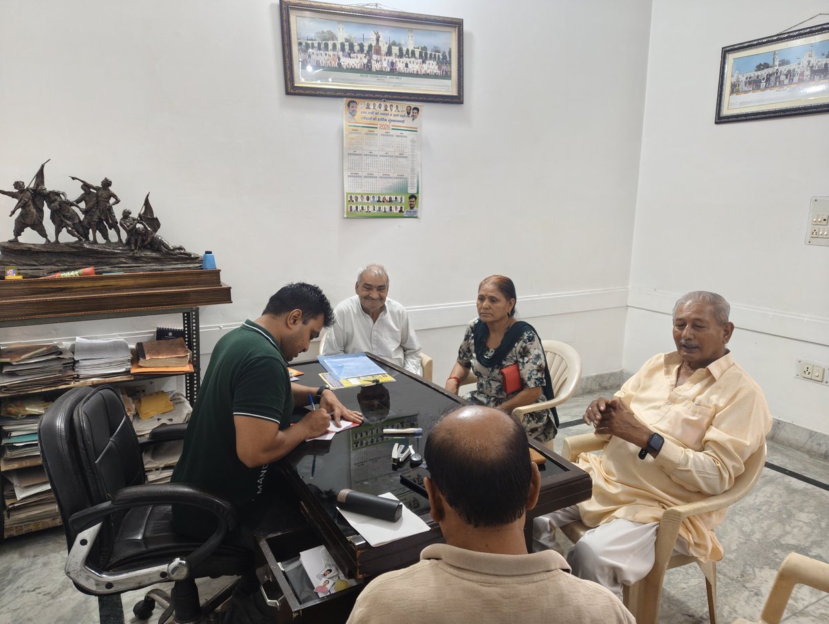 Tanuj_Kumar_inc's tweet photo. हमारे @INCDelhi अध्यक्ष आदरणीय @devendrayadvinc जी, प्रदेश उपाध्यक्ष @SurenderK_INC जी, जिला प्रभारी आदरणीय @DrPKMISHRA9 जी के आदेशानुसार अपने खुद के बूथ के सभी परिवारों के #SIR फार्म भरवाने का‌ काम लगातार जारी है ।। https://t.co/uvf3EjQi8b