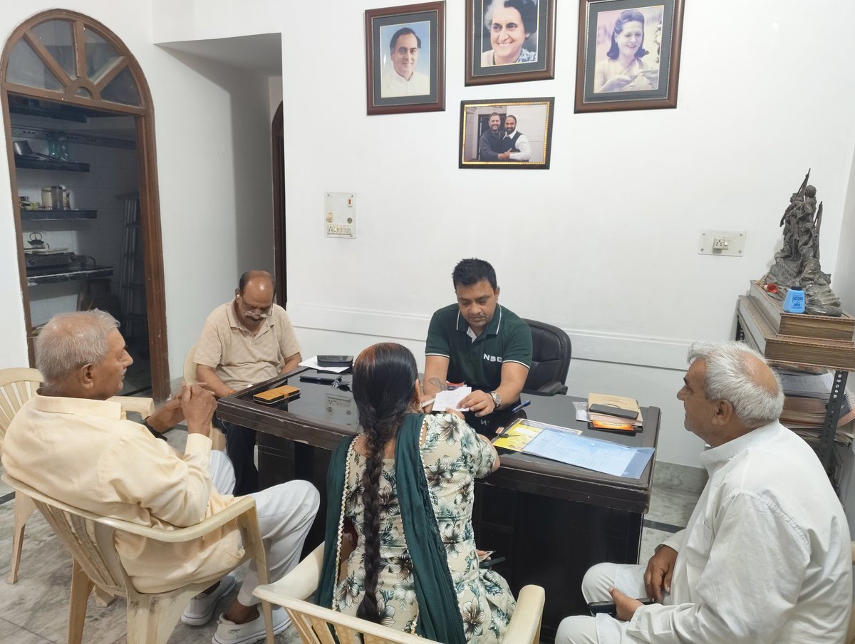 Tanuj_Kumar_inc's tweet photo. हमारे @INCDelhi अध्यक्ष आदरणीय @devendrayadvinc जी, प्रदेश उपाध्यक्ष @SurenderK_INC जी, जिला प्रभारी आदरणीय @DrPKMISHRA9 जी के आदेशानुसार अपने खुद के बूथ के सभी परिवारों के #SIR फार्म भरवाने का‌ काम लगातार जारी है ।। https://t.co/uvf3EjQi8b