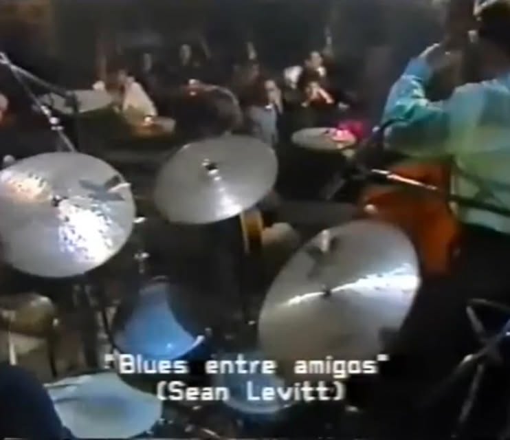 cifujazz's tweet photo. SEAN LEVITT guitarrista. 14-03-1955/ 08-07-2002
Considerado como un auténtico maestro por sus colegas
“el jazz, no lo olvidemos, es caníbal: todo lo que se le pone a tiro se lo come, lo digiere y lo que sale, ¡a partir de ahí es jazz!" Sean Levitt
https://t.co/zZ7ZO6nUV6
#Jazz https://t.co/jYUEyOO7OF