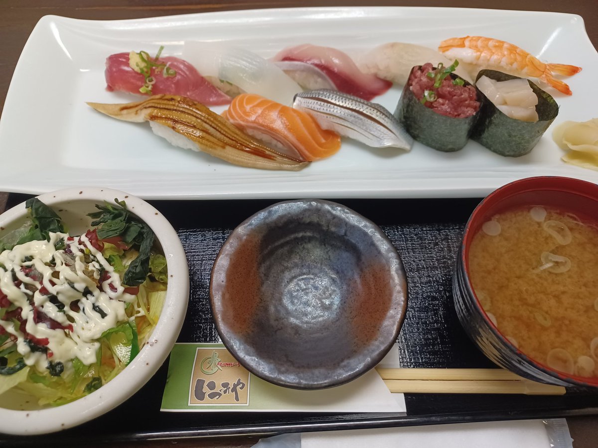 lemtan_26's tweet photo. そういえば長年の疑問だったんだけど、ブラックコーヒーってタンブラーに入れても大丈夫なんかな？（アイスです）
麦茶と水しか入れたことなくて…
昨日食べた寿司置いておきます。 https://t.co/hCYrFU7KgG