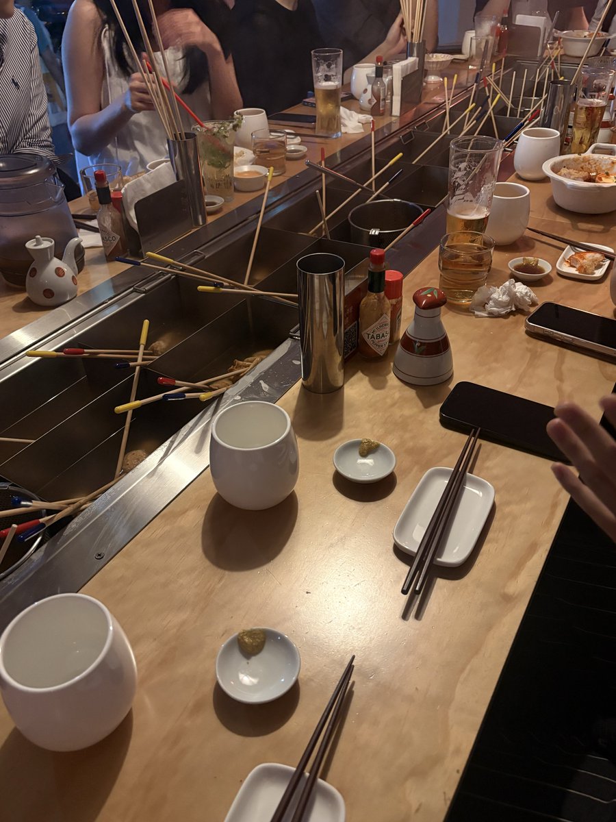 haraspace_'s tweet photo. 해방촌 최애 오뎅바.. 국물도 맘대로 떠먹기 
가능!! 여기 육회김밥도 진짜 맛있어요!-! 
술집이다  보니 7시이후부터는 1시간 이상 기다릴 수도 있는데 바로 옆에 토터스 있으니까 수플레 먹으면서 기다리세요 ⭐️

📍해방촌 단쇼 https://t.co/OLT5dfr8T8