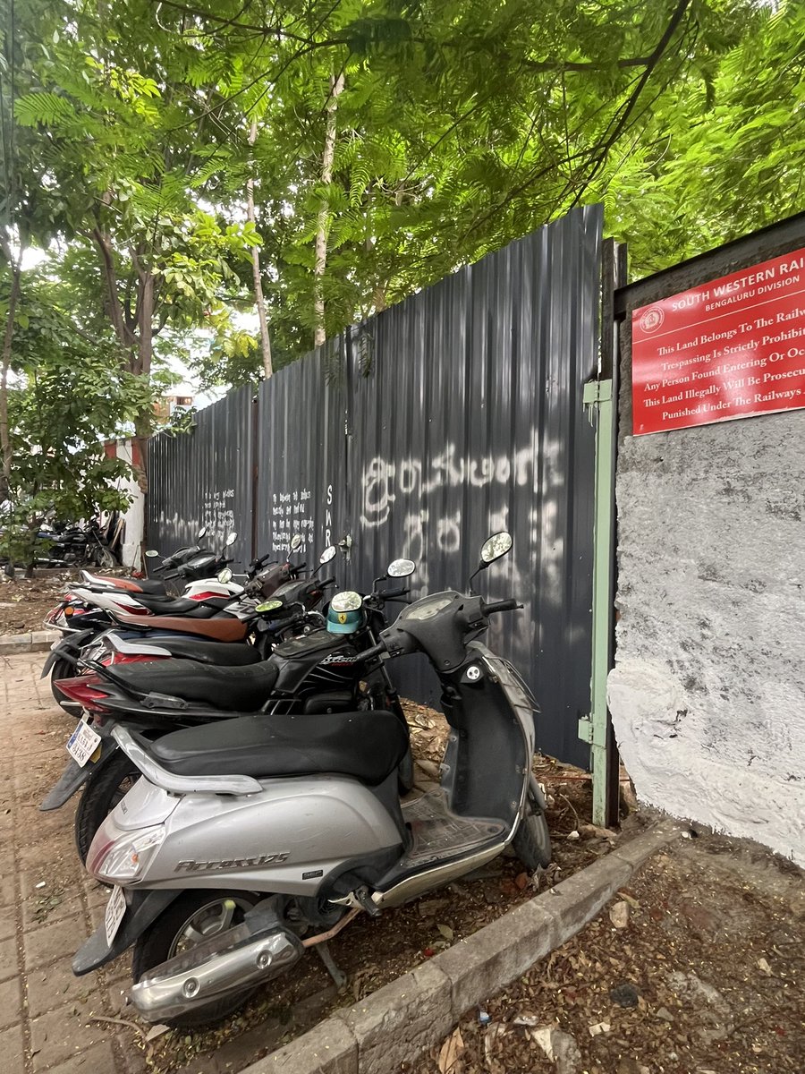 rishitaakhanna's tweet photo. the @GBA_office &amp; @krishnabgowda have no problem evicting street vendors in the name of pedestrian safety but finds nothing wrong with two-wheelers occupying the very same footpaths. so much for reclaiming public space! https://t.co/Fu4fDc2YBH