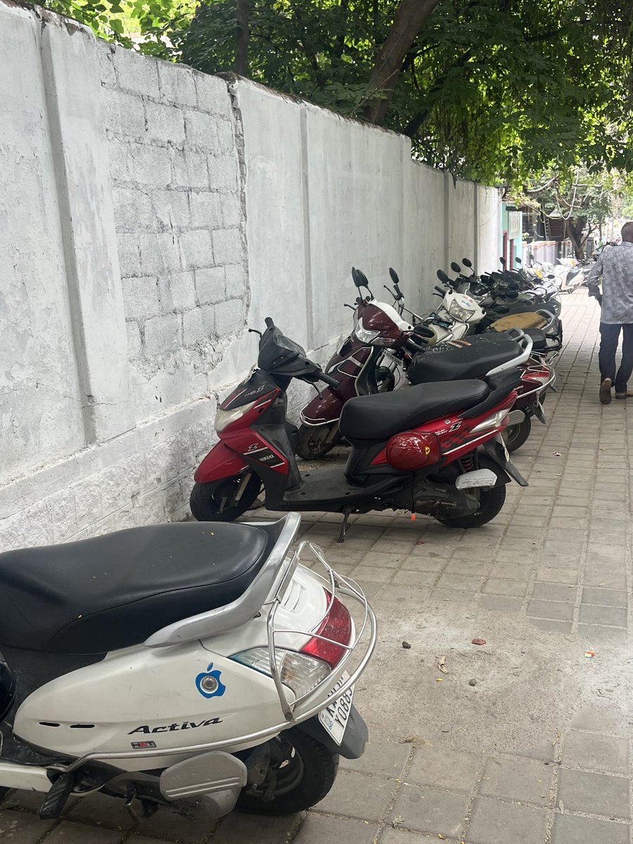 rishitaakhanna's tweet photo. the @GBA_office &amp; @krishnabgowda have no problem evicting street vendors in the name of pedestrian safety but finds nothing wrong with two-wheelers occupying the very same footpaths. so much for reclaiming public space! https://t.co/Fu4fDc2YBH