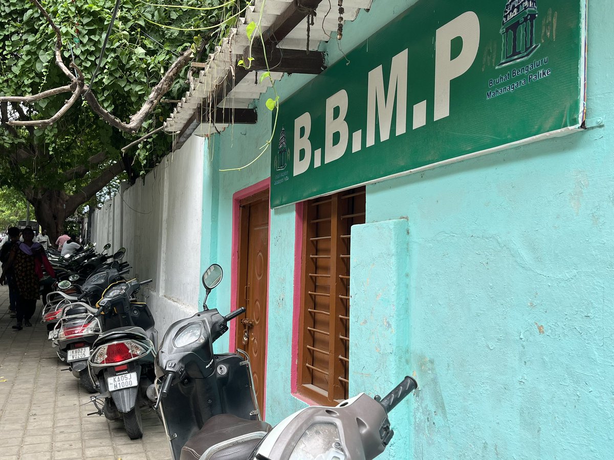 rishitaakhanna's tweet photo. the @GBA_office &amp; @krishnabgowda have no problem evicting street vendors in the name of pedestrian safety but finds nothing wrong with two-wheelers occupying the very same footpaths. so much for reclaiming public space! https://t.co/Fu4fDc2YBH