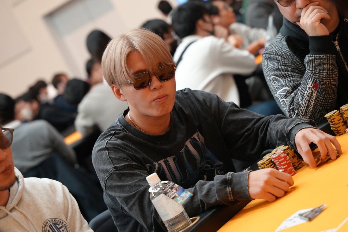 nontilt_poker's tweet photo. 「ポーカーだけして生きていきたい。」

事業をしながらも、ポーカーへの想いを持ち続けるプレイヤー様です🃏🔥

Non’Tilt名鑑です！！！
今回ご紹介するのはァァァ！！！

プレイヤーネーム
『てるたん』様ぁぁぁ！！！

@CjxcGVog1T76308

活動エリアは、
最近はあまり行けていないとのこと😭

よく行く店舗は、
フルハウス霧島店。

こちらも1年ほど行けていないそうです。

ポーカー歴は約3年です！
＿＿＿＿＿＿＿＿＿＿＿＿＿＿＿＿

🃏ポーカーを始めたきっかけ

てるたん様がポーカーを始めたきっかけは、

ご自身のお店の横に、
ポーカーバーができたこと。

身近な場所にポーカーができる環境ができたことで、
ポーカーの世界に入っていったそうです！
＿＿＿＿＿＿＿＿＿＿＿＿＿＿＿＿

🏆主な実績

・ゴールドドラゴン
　メインイベント
　優勝

・FST
　メインイベント
　ファイナルテーブル

メインイベントでの優勝、
そして大型大会でのFT。

しっかり結果を残されています🔥
＿＿＿＿＿＿＿＿＿＿＿＿＿＿＿＿

👀特に思い入れのある大会

特に思い入れがあるのは、

ゴールドドラゴンのメインイベント決勝。

配信の中でのプレーだったため、
すごく緊張したことを今でも覚えているそうです。

その緊張感の中で、
メインイベント優勝。

かなり大きな経験になった大会だったと思います。
＿＿＿＿＿＿＿＿＿＿＿＿＿＿＿＿

😹一番悔しかったこと

一番悔しいのは、

大会にあまり出られなくなってしまい、
ポーカー自体があまりできていないこと😭笑

本当はもっと打ちたい。

もっと大会にも出たい。

その気持ちがあるからこそ、
今ポーカーに向き合える時間が少ないことが
悔しいそうです。
＿＿＿＿＿＿＿＿＿＿＿＿＿＿＿＿

🧠プレイ中に大切にしていること

てるたん様がプレイ中に意識しているのは、

同じテーブルの人に、
少し嫌がられるような雰囲気を出すこと。笑

無言の圧というよりも、

「ちょっと嫌なやつかも」

と思わせながら、
プレーは真剣にする。

そんなテーブルイメージを意識しているそうです。

キャラ作りも含めて、
かなり面白いプレイヤー様です。笑
＿＿＿＿＿＿＿＿＿＿＿＿＿＿＿＿

💪強みと課題

てるたん様は、

「課題しかないです」

とのこと。

特に直したいのは、

集中力。

そして、
ティルトしてしまう傾向。

自分の課題をしっかり分かっているからこそ、
ここからさらに強くなっていきそうです。
＿＿＿＿＿＿＿＿＿＿＿＿＿＿＿＿

🃏てるたん様にとってポーカーとは？

「お仕事にしたいもの」

ポーカーだけして生きていきたい。

それくらい、
てるたん様にとってポーカーは
本気で向き合いたい存在とのことです。
＿＿＿＿＿＿＿＿＿＿＿＿＿＿＿＿

🎯今後の目標

現在はご自身の事業もあり、
ポーカーに向き合える時間は
少なくなっているそうです。

それでも、
海外や大会にはできるだけ出たいとのこと。

また大きな舞台で、
てるたん様のプレーが見られるのが楽しみです。
＿＿＿＿＿＿＿＿＿＿＿＿＿＿＿＿

📣最後に皆様へ

「これからもポーカーを楽しくしていきたいです！

お友達も沢山作りたいので、
よろしくお願いいたします🙏

新しいお店もティルトって名前にしてます✨」

とのこと！！！
＿＿＿＿＿＿＿＿＿＿＿＿＿＿＿＿

✍️Non’Tilt編集部コメント

てるたん様は、

事業をしながらも、
ポーカーへの熱を持ち続けているプレイヤー様でした。

お店の横にポーカーバーができたことをきっかけに始まり、
ゴールドドラゴンのメインイベント優勝、
FSTメインイベントFTと結果も残されています。

今はなかなか大会に出られない中でも、

「ポーカーだけして生きていきたい」

という言葉から、
ポーカーへの本気度がしっかり伝わってきました。

テーブルでは少し嫌がられる雰囲気を出しつつ、
プレーは真剣に。

そんなキャラも含めて、
また大会で見たくなるプレイヤー様です。

Non’Tiltは、
てるたん様の今後のご活躍を全力で応援しております！！！
📣❤️‍🔥❤️‍🔥

この度は快く掲載にご協力いただき、
誠にありがとうございました！🙇‍♂️✨
＿＿＿＿＿＿＿＿＿＿＿＿＿＿＿＿

Non’Tilt名鑑とは！！！

ポーカー業界で活躍する
プレイヤー・ディーラー・関係者様を
ご紹介していくプロジェクト🃏

現在【581名】をご紹介中！！！

あなたのポーカーストーリーも、
ぜひNon’Tiltでご紹介させてください！

掲載希望・推薦は
Non’Tilt公式LINEまで📩

https://t.co/n9tdZu90JF

いいね・リポストで応援してもらえると幸です！🙏❤️‍🔥❤️‍🔥

最後まで読んでくれた皆様に幸あれ！🤞