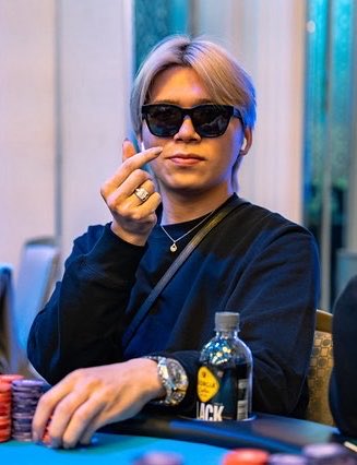 nontilt_poker's tweet photo. 「ポーカーだけして生きていきたい。」

事業をしながらも、ポーカーへの想いを持ち続けるプレイヤー様です🃏🔥

Non’Tilt名鑑です！！！
今回ご紹介するのはァァァ！！！

プレイヤーネーム
『てるたん』様ぁぁぁ！！！

@CjxcGVog1T76308

活動エリアは、
最近はあまり行けていないとのこと😭

よく行く店舗は、
フルハウス霧島店。

こちらも1年ほど行けていないそうです。

ポーカー歴は約3年です！
＿＿＿＿＿＿＿＿＿＿＿＿＿＿＿＿

🃏ポーカーを始めたきっかけ

てるたん様がポーカーを始めたきっかけは、

ご自身のお店の横に、
ポーカーバーができたこと。

身近な場所にポーカーができる環境ができたことで、
ポーカーの世界に入っていったそうです！
＿＿＿＿＿＿＿＿＿＿＿＿＿＿＿＿

🏆主な実績

・ゴールドドラゴン
　メインイベント
　優勝

・FST
　メインイベント
　ファイナルテーブル

メインイベントでの優勝、
そして大型大会でのFT。

しっかり結果を残されています🔥
＿＿＿＿＿＿＿＿＿＿＿＿＿＿＿＿

👀特に思い入れのある大会

特に思い入れがあるのは、

ゴールドドラゴンのメインイベント決勝。

配信の中でのプレーだったため、
すごく緊張したことを今でも覚えているそうです。

その緊張感の中で、
メインイベント優勝。

かなり大きな経験になった大会だったと思います。
＿＿＿＿＿＿＿＿＿＿＿＿＿＿＿＿

😹一番悔しかったこと

一番悔しいのは、

大会にあまり出られなくなってしまい、
ポーカー自体があまりできていないこと😭笑

本当はもっと打ちたい。

もっと大会にも出たい。

その気持ちがあるからこそ、
今ポーカーに向き合える時間が少ないことが
悔しいそうです。
＿＿＿＿＿＿＿＿＿＿＿＿＿＿＿＿

🧠プレイ中に大切にしていること

てるたん様がプレイ中に意識しているのは、

同じテーブルの人に、
少し嫌がられるような雰囲気を出すこと。笑

無言の圧というよりも、

「ちょっと嫌なやつかも」

と思わせながら、
プレーは真剣にする。

そんなテーブルイメージを意識しているそうです。

キャラ作りも含めて、
かなり面白いプレイヤー様です。笑
＿＿＿＿＿＿＿＿＿＿＿＿＿＿＿＿

💪強みと課題

てるたん様は、

「課題しかないです」

とのこと。

特に直したいのは、

集中力。

そして、
ティルトしてしまう傾向。

自分の課題をしっかり分かっているからこそ、
ここからさらに強くなっていきそうです。
＿＿＿＿＿＿＿＿＿＿＿＿＿＿＿＿

🃏てるたん様にとってポーカーとは？

「お仕事にしたいもの」

ポーカーだけして生きていきたい。

それくらい、
てるたん様にとってポーカーは
本気で向き合いたい存在とのことです。
＿＿＿＿＿＿＿＿＿＿＿＿＿＿＿＿

🎯今後の目標

現在はご自身の事業もあり、
ポーカーに向き合える時間は
少なくなっているそうです。

それでも、
海外や大会にはできるだけ出たいとのこと。

また大きな舞台で、
てるたん様のプレーが見られるのが楽しみです。
＿＿＿＿＿＿＿＿＿＿＿＿＿＿＿＿

📣最後に皆様へ

「これからもポーカーを楽しくしていきたいです！

お友達も沢山作りたいので、
よろしくお願いいたします🙏

新しいお店もティルトって名前にしてます✨」

とのこと！！！
＿＿＿＿＿＿＿＿＿＿＿＿＿＿＿＿

✍️Non’Tilt編集部コメント

てるたん様は、

事業をしながらも、
ポーカーへの熱を持ち続けているプレイヤー様でした。

お店の横にポーカーバーができたことをきっかけに始まり、
ゴールドドラゴンのメインイベント優勝、
FSTメインイベントFTと結果も残されています。

今はなかなか大会に出られない中でも、

「ポーカーだけして生きていきたい」

という言葉から、
ポーカーへの本気度がしっかり伝わってきました。

テーブルでは少し嫌がられる雰囲気を出しつつ、
プレーは真剣に。

そんなキャラも含めて、
また大会で見たくなるプレイヤー様です。

Non’Tiltは、
てるたん様の今後のご活躍を全力で応援しております！！！
📣❤️‍🔥❤️‍🔥

この度は快く掲載にご協力いただき、
誠にありがとうございました！🙇‍♂️✨
＿＿＿＿＿＿＿＿＿＿＿＿＿＿＿＿

Non’Tilt名鑑とは！！！

ポーカー業界で活躍する
プレイヤー・ディーラー・関係者様を
ご紹介していくプロジェクト🃏

現在【581名】をご紹介中！！！

あなたのポーカーストーリーも、
ぜひNon’Tiltでご紹介させてください！

掲載希望・推薦は
Non’Tilt公式LINEまで📩

https://t.co/n9tdZu90JF

いいね・リポストで応援してもらえると幸です！🙏❤️‍🔥❤️‍🔥

最後まで読んでくれた皆様に幸あれ！🤞
