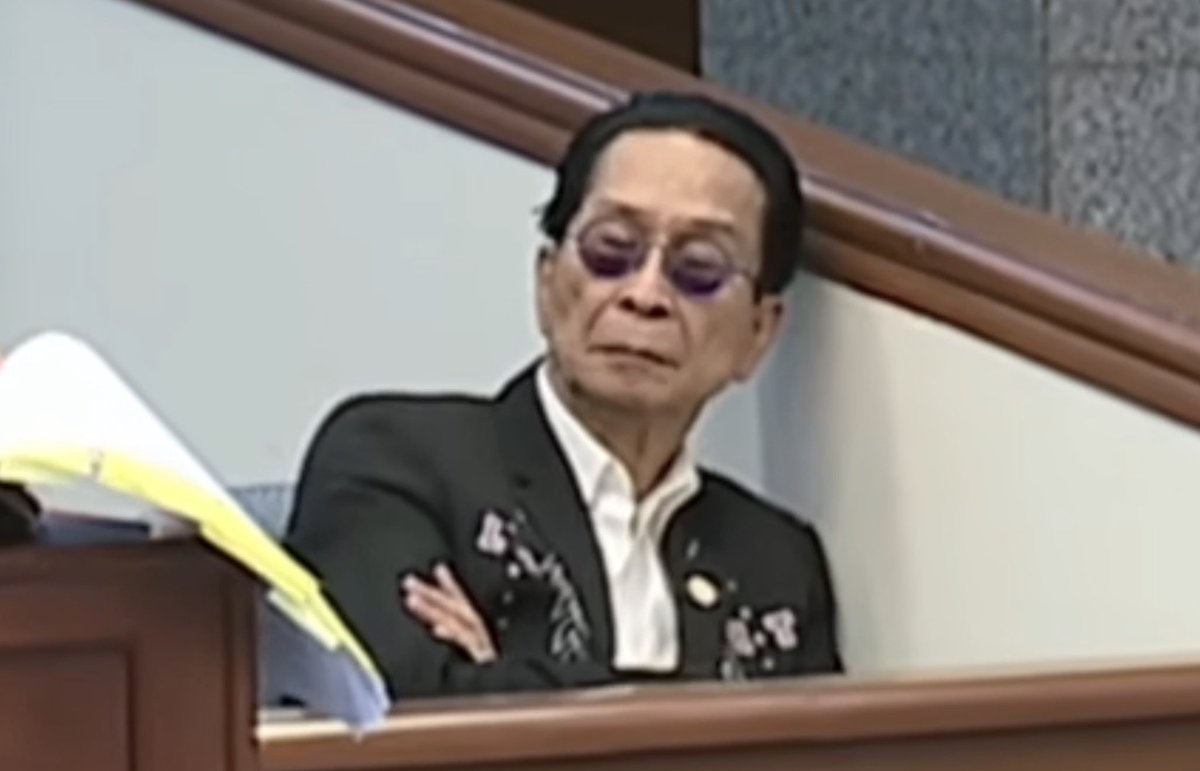 jesusfalcis's tweet photo. 🚨 JUST IN: Nakatulog or naidlip or inaantok si Atty. Salvador Panelo sa kalagitnaan ng cross examination by the Defense Counsel of BP Sara Duterte.

Boring na ba ang cross examination ni Atty. CJ Narvasa or pagod lang si Atty. Sal?

Kapwa DDS yan ah!

😂

#ConvictSara https://t.co/fPkn7muMQK