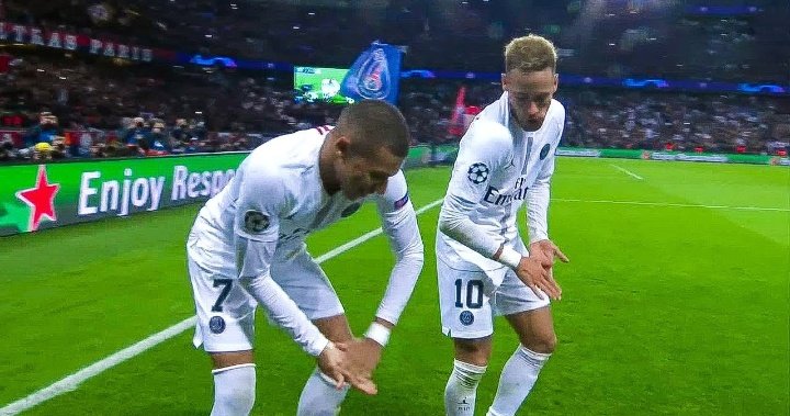 ChillexDavid's tweet photo. Ronaldo the machine.
Neymar the magician.
Two different breeds. Two different ways to be THE GREATEST OF ALL TIME. https://t.co/SSX3YbHWIJ