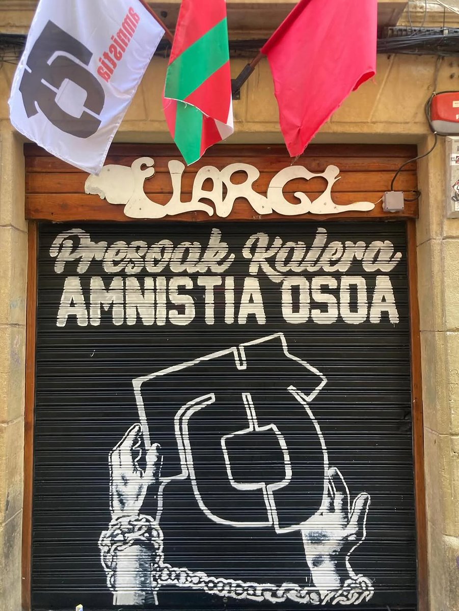 LaHaineInfo's tweet photo. Eraso faxista bat jasan du Donostiako Ilargi tabernak.

Espainiako selekzioaren partidaren harira tabernan eskegita zituzten ikurrak apurtuak eta lapurtuak izan dira. Euren burua "militante nazionalistatzat" duten lau faxistek aldarrikatu dute erasoa.

➡️https://t.co/gRQCT4ot2B https://t.co/8yPfG9L75a