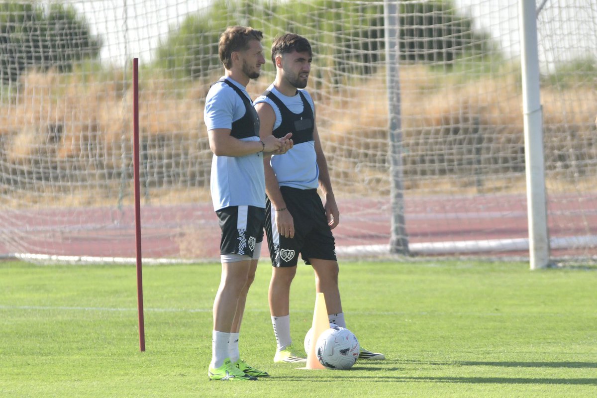 RayoVallecano's tweet photo. 🆕 Comienza la temporada 26/27⚡️ 

El equipo entrenará en Fuenlabrada mientras se terminan las obras de mejora de nuestras instalaciones.

Los entrenamientos serán, por el momento, a puerta cerrada 🔒 https://t.co/iJE7nXxy9F