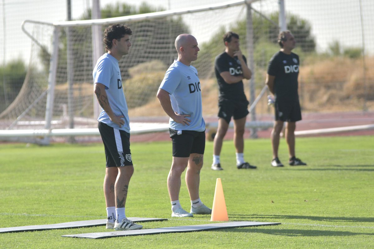 RayoVallecano's tweet photo. 🆕 Comienza la temporada 26/27⚡️ 

El equipo entrenará en Fuenlabrada mientras se terminan las obras de mejora de nuestras instalaciones.

Los entrenamientos serán, por el momento, a puerta cerrada 🔒 https://t.co/iJE7nXxy9F