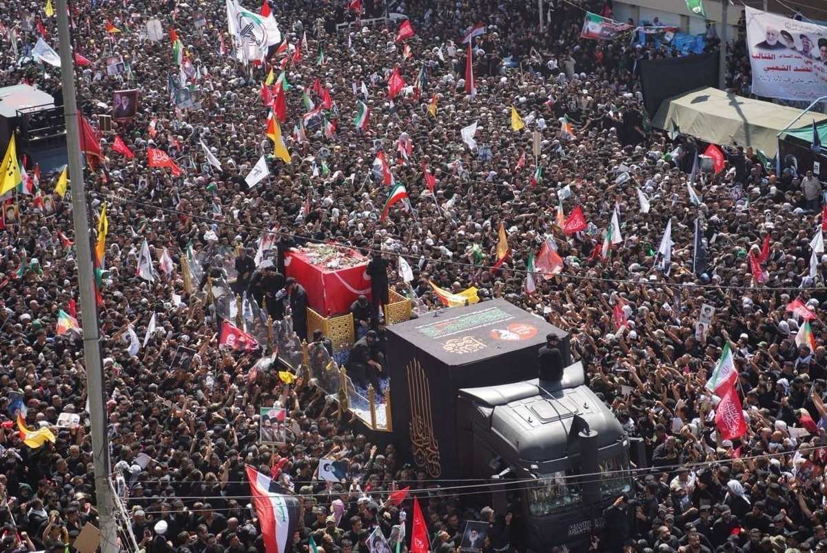 IRANinCZECH's tweet photo. (8)Coffin of the martyred Leader of the Islamic Republic of #Iran, Ayatollah Seyyed Ali #Khamenei, moved through dense crowds of mourners in holy city of Najaf (Iraq).
#Khamenei   #Iran
#WeMustRise https://t.co/cwG2Gv8r6j