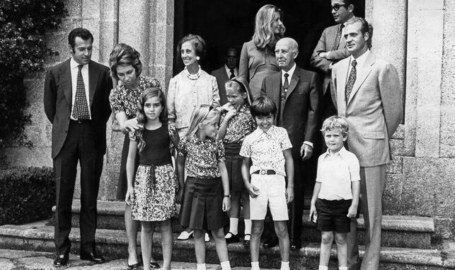 outsidersesp's tweet photo. El fascismo postmoderno: Cien partidos y política única

(Artículo imprescindible para comprender la realidad de España) 

"¿Dónde esta el fascismo?- se preguntaban los jóvenes en uno de sus carteles. En la reforma laboral, en el código penal, en las Empresas de Trabajo temporal, en la penalización de la insumisión, en la reforma de la Ley penitenciaria, en los Cuerpos Represivos (policía, sistema judicial...), en el paro estructural, en las reconversiones".

El fascismo no fue algo que paso a la historia con personajes tan negros como Hitler, Mussolini o Franco, como quieren hacer creer los ideólogos burgueses. No estamos en los años 30, si no en la era de la informática y de la "aldea global". El fascismo postmoderno ya no puede tener las mismas señas de identidad de entonces: el partido único fascista, el sindicato vertical, la militarización de la sociedad, la brutalidad indiscriminada, el oscurantismo religioso... Esas formas burdas se podrían calificar como la "etapa infantil del fascismo" y puede asegurarse que, a la postre, fueron un fracaso y un pésimo negocio porque generaron un impresionante movimiento antifascista y revolucionario. Las masas aprendieron a combatirle en aquellas condiciones y a hacerle retroceder, alcanzando importantes conquistas: baste recordar que tras la II Guerra mundial el campo socialista se extendió a un tercio del mundo y las luchas de liberación de los pueblos oprimidos por el imperialismo a todo el planeta.

La burguesía no es tonta y también aprendió la lección; así, aunque su régimen político actual tiene las mismas características explotadoras, represivas y contrarrevolucionarias del viejo fascismo, sus formas ya son otras y se nos presentan bajo el manto de la "democracia". En tres se pueden resumir los rasgos que más lo identifican:

1º) La política de Estado

Monopolismo y democracia son incompatibles. En la medida que se va concentrando el poder económico en manos de unos reducidos grupos oligárquicos, éstos no se limitan a ejercer desde sus Consejos de Administración. La burguesía financiera necesita apoderarse -y así lo ha hecho- de todos los aparatos y resortes del Estado para ponerlos enteramente a su exclusivo servicio. Ellos son el Estado y el poder. Y hay que distinguir muy bien entre el poder real y el circo de los políticos que sirve para embellecer al fascismo.

La burguesía ha aprendido que puede haber cien partidos (cuanto más cacareo, mas confusión, y a río revuelto...) siempre que se garantice su política única. Es más, la existencia de esos partidos es una necesidad para dar legitimidad y base social a esa política de Estado y convertirla en "política nacional" decidida "democráticamente". El Gobierno, los parlamentarios, los cargos públicos, los jueces, etc., etc., no son el poder sino los ejecutores y gestores de esas política de Estado de los monopolios. Esas son las reglas del juego, y quien no las acate es excluido de la legalidad.

En esas condiciones, ¿qué necesidad tienen los partidos de presentarse a unas elecciones con un programa? Lo único que precisan son piquitos de oro, asesores de imagen y chupar mucha cámara. Su función no es otra que engatusar, engañar, confundir al personal y hacerle tragar con lo que se decide en los despachos de la Banca y las multinacionales. Solo Anguita repite como un loro lo de "programa, programa, programa..." ¿Y cual es su famoso programa? ¡¡ La Constitución !! Para ese viaje no hacia falta tanta demagogia... Y lo triste para él es que, por reivindicar la Constitución, lo acusan de peligroso y estalinista y no le dejan levantar cabeza. ¡Pobre desgraciado!

Pues bien, la Constitución -que por algo fue redactada e impuesta por los oligarcas y gerifaltes del régimen- ya dejo "atados y bien atados" los principios de esa política de Estado: la santísima propiedad privada y la libertad de explotación, la sagrada "unidad" de España y la opresión de las nacionalidades históricas, la monarquía heredera de Franco, su bandera y su himno, el ejército golpista del 18 de julio como garante de los privilegios y del poder de la oligarquía, su voluntad de participar en los foros internacionales como potencia imperialista... Y así sucesivamente.

No hay más que ver en los hechos cuál a sido el desarrollo de esa política de Estado por lo sucesivos gobiernos" democráticos" de la UCD, del PSOE y del PP. En nombre de la "modernidad " y la "competitividad" han llevado a cabo la reconversión y la des-industrialización de toda la economía (siderurgia, astilleros, textil, pesca, agricultura, ganadería, etc., etc. ), convirtiendo a España en una autentica fábrica de parados. Han impuesto el despido libre, la precariedad en el escaso empleo, los contratos basura. Han ido eliminando una tras otra todas las conquistas sociales impuestas en la lucha de los años 60 y 70. Han privatizado todo el sector público y amenazan hasta con privatizar la Seguridad Social. Han ido reduciendo el poder adquisitivo de las masas por medio de las subidas de los precios, los impuestos, los "medicamentazos", las congelaciones salariales y de las pensiones o seguros de paro... No hay consejo de ministros en la que no aparezca un decretazo contra los trabajadores, eso sí, previamente pactado con "los legítimos representantes de la voluntad popular". Igualmente, las grandes superficies, las cadenas comerciales, los bancos, han arruinado a cientos de miles de pequeños y medianos comerciantes, campesinos, transportistas, industriales, etc. Han extendido, como arma política, las redes de la droga hasta el último rincón del país, con la "sana" intención de destruir a una juventud a la que quieren robar el futuro y evitar que sea una juventud consciente y luchadora.

Pero no es suficiente. El monopolismo es imperialismo, no tiene fronteras. La integración en Europa, Maastricht, la OTAN etc., a permitido a los monopolistas -ya homologados como "demócratas"- ampliar la exportación de sus capitales y participar mucho más de la explotación de los pueblos, aunque sea como potencia de segunda fila.

Tienen motivos de mucho peso, en billones de pesetas, para defender a sangre y fuego su democracia. Cada año los bancos aumentan sus beneficios en un 30 o 40 por ciento sobre el anterior. Hablan de miles de millones con la mayor naturalidad. Nunca antes ganaron tanto ni tuvieron tanta libertad, nunca hubo tanta especulación, tanta corrupción y dinero negro del trafico de drogas, de armas, de influencias... La "democracia" es el paraíso de los grandes capitalistas, sin más objetivo que la ganancia que puedan obtener de la explotación más feroz que puedan imponer a los trabajadores.

2º) El Estado-Policía

Esa política única es impensable sin el monopolio del poder, sin el monopolio de la libertad de expresión, de dictar leyes, de expresar su ideología reaccionaria, y sin el monopolio de la violencia. El Estado "democrático" actual es el brazo armado hasta los dientes de la oligarquía. No en vano la Constitución declara garantes de la democracia al Ejercito, la Guardia Civil y la Policía, que gozan de total impunidad.

No hay que olvidar que en España la reforma supuso un portentoso milagro, como el de la virgen que parió a Cristo y siguió siendo virgen. Aquí el fascismo parió a la democracia "sin romperlo ni partirlo", sin hacer una sola depuración ni destitución en los aparatos del Estado. Continuaron los mismos milicos, los mismos torturadores, los mismos jueces prevaricadores. Continuaron las mismas leyes, especialmente dedicadas a la represión política: las de Bandidaje y Terrorismo contra rojos y separatistas, corregidas y aumentadas se llamaron Ley Antiterrorista; el TOP (Tribunal de Orden Publico) paso a llamarse Audiencia Nacional; la BPS (Brigada Político Social) tomó el nombre de Brigada de Información. Ni un solo día pararon los torturadores en su faena, ni cesaron las detenciones, los asesinatos y la guerra sucia. Ni un solo día dejo de haber presos políticos.

Los "padres de la Constitución" sólo recogieron -a la fuerza ahorcan- las libertades que ya se habían impuesto en la lucha, pero para inmediatamente pasar a recortarlas y eliminarlas. ¿Qué ha pasado con la libertad de huelga? Que ha sido asfixiada con mil requisitos y condiciones previas, que tienen que garantizar unos "servicios mínimos" que son máximos, que tienen que respetar todos los cauces del diálogo y sólo pueden declararla los sindicatos. ¡Nada de "coacciones"! ¡Nada de piquetes! ¡Nada de solidaridad! ¡La libertad de los esquiroles es sagrada!

Exactamente igual ocurre con el derecho de reunión o manifestación. En cuanto sales a la calle ya es un asunto de "orden público" y entran a saco los "criterios públicos" con sus porras y sus metralletas. ¡Nada de alterar la Paz social! ¡Nada de cortas calles o carreteras, de gritar consignas "subversivas"! ¡No se puede coartar "el libre desenvolvimiento de la vida ciudadana"!

Las asambleas sólo pueden ser informativas, las decisiones ya las tomaron los representantes legales. Las manifestaciones sólo pueden ser procesiones silenciosas, debidamente «protegidas» por servicios de orden y la policía o la Guardia Civil. De hecho la mayoría de las huelgas, asambleas y manifestaciones son ilegales. Se hacen al margen y en contra de los sindicatos, de los partidos y de esa legalidad asfixiante... Y frente al aparato represivo.

También el Estado actúa preventivamente extendiendo el miedo entre la población: el despido libre y la precariedad en el trabajo son una amenaza que pesa sobre cada trabajador y hay que pensárselo dos veces antes de plantarse. Las listas negras funcionan más que nunca. El control policiaco se extiende desde el puesto de trabajo al bar, en la vivienda, en el barrio, a través de la Seguridad Social, de Hacienda, de los bancos, de las escuchas telefónicas, los policías de barrio, las cámaras de vídeo. Eso sin olvidar a los propios partidos y sindicatos o las redes de chivatos que son los traficantes de drogas. Todo ello forma un entramado que fomenta el miedo y alienta a la «colaboración ciudadana». El ciudadano ejemplar es el más rastrero y chivato.

Esta labor represora se complementa con las campañas de guerra sicológica permanente en los medios de comunicación. Estos, de entrada, ya son propiedad de los grandes banqueros o monopolistas tipo Polanco. Y son los estrategas y expertos del CESID y del Ministerio del Interior los que dictan la «línea informativa», controlan las agencias de noticias y deciden lo que se puede decir y cómo hay que decirlo. Así que las «estrellas» del periodismo lucen por su adhesión militante a esa política de Estado, por su espíritu policiaco y su capacidad de manipulación de la opinión pública.

El Estado ha invertido miles de millones en multiplicar sus efectivos y en tecnología punta, así como en fondos reservados para la guerra sucia. Sobre la base del control exhaustivo van reciclando la vieja mentalidad de la represión a lo bestia e indiscriminada por la selectividad y la «ciencia» (da gusto ver que el torturador te revienta asistido por médicos que le dicen dónde duele más y cuándo tiene que parar...). Esa selectividad implica que con quien destaca en la lucha todo vale: la tortura, las condenas sin pruebas, las cárceles de exterminio, la guerra sucia y la cal viva. Todo el que no comulgue con su política de Estado es «terrorista» o «violento», y es combatido con la represión más brutal y ejemplarizante. Así es como han machacado y machacan a los obreros cuando defienden su puesto de trabajo, a los parados que se manifiestan, a los okupas, a los insumisos, a todo el que se resista y levante el puño o la voz. Y no digamos ya si se trata de los «rojos» o «separatistas» ¡Todo vale!

El Estado de los monopolios sólo puede ser un Estado-policía. En la etapa actual de crisis permanente y de descomposición del capitalismo, bajo el nombre de «democracia», lo que se ha impuesto como normalidad es el Estado de excepción permanente, la propaganda fascista, el terrorismo de Estado y la guerra sucia.

3º)La integración del reformismo

El régimen fascista no podía legitimarse a sí mismo tras la muerte de Franco. El gran «invento» de la Reforma fue la integración del reformismo, que debía aportarle legitimidad y base social. Así fue como los Carrillo y Camacho se convirtieron en los mejores aliados del régimen durante toda la «transición». Al mismo tiempo, a toda prisa y a base de millones de pesetas y marcos fabricaron un PSOE a su medida. Para que la farsa democrática funcionara, los fascistas de nuevo cuño echaron mano de sus «40 años de lucha antifranquista» y sus «100 años de honradez», así como de la experiencia en demagogia, traiciones y marrullerías de estos vendidos. Los reformistas se pusieron manos a la obra, enterraron las consignas de «ruptura» con el franquismo, la tradición republicana, la lucha reivindicativa... y comenzaron los cambalaches y los consensos. En cuanto les dieron plaza en el pesebre se convirtieron en los más rabiosos abanderados del régimen. Ya nunca más hablaron de fascismo, de lucha de clases, de explotación y otras antiguallas. Ahora todos éramos «ciudadanos y ciudadanas», «señores trabajadores» (da igual que sea un banquero, un torturador o un albañil); todo es consenso, pacto, diálogo... todo se negocia y de todo se cobran comisiones, ya sea de un AVE, un «Pacto por el empleo», una reconversión o un asesinato del GAL.

En cuanto a los sindicatos mayoritarios, hoy son calificados por los obreros avanzados como «mafias sindicales». Su función ha sido la de imponer a los trabajadores las reconversiones, las congelaciones salariales, la precariedad, el despido libre, los ritmos infernales de trabajo...; a través de continuos «pactos», «acuerdos» y «negociaciones» han ido eliminando una tras otra las conquistas sociales, anulando en la práctica los derechos de huelga, reunión y manifestación. Han saboteado toda lucha consecuente, han manipulado asambleas, han intrigado para romper la unidad y las luchas. Y, ¡como no!, han denunciado ante los empresarios y la policía a los trabajadores más combativos. Hoy los «sindicatos» han quedado reducidos a un aparato de «liberados» pagados por el Estado que en la práctica son un cuerpo de funcionarios al servicio de la política económica monopolista: un sindicato estatal de elementos corrompidos y mafiosos.

Pero para su desgracia y la de sus amos monopolistas, tanto los partidos como los sindicatos «institucionales» se han hundido al fundir-se con el Estado en una sola pieza. Se jodieron los amortiguadores, podridos de puro servilismo y corrupción, se quemó la hoja de parra del reformismo que debía tapar al régimen sus vergüenzas. Mientras en otros países capitalistas la «democracia» lleva funcionando décadas y aún tiene cierto margen de maniobra, aquí ha tardado sólo unos años en mostrar su calavera fascista. S¡n embargo, no por ello renuncia la oligarquía a su «juego democrático»; a pesar de que cada vez tienen que actuar más a cara de perro, los fascistas y su desprestigiado coro de partidillos y mafias sindicales no cesan de bombardearnos con su cantinela de que todo lo hacen en nombre de la «democracia»: dominan por decreto invocando «los intereses generales», reprimen para «defender la democracia» y explotan para salvaguardar la «economía nacional». Los enemigos del régimen son «fascistas y terroristas», y hasta se apoderan de los símbolos de la Resistencia. La ideología, el lenguaje, el arte y la cultura han quedado sometidos al dictado de los intereses del Estado fascista, que amplifica hasta el infinito su mensaje reaccionario y demagógico con el monopolio que ejerce sobre los medios de difusión y la educación.

En conclusión

- Hay que darles la razón a los fascistas hispanos cuando dicen que la Reforma está terminada. Efectivamente, el marco está definitivamente cerrado y bunkerizado, con los «demócratas» prietas las filas en torno a la política del Estadopolicía. Sin embargo, ni un solo día ha cesado la resistencia de las masas y las organizaciones revolucionarias. En estas últimas décadas, cada medida que ha tomado el régimen, cada reconversión, cada decreto aprobado por los Gobiernos de tumo, cada ley votada en el parlamento, han tenido que imponerlas de la mano de la Guardia Civil y la policía. La lista de represaliados, detenidos, torturados, encarcelados y asesinados por la «democracia» es espeluznante. De esta forma, las masas obreras y populares han sido expulsadas del sistema, sin ninguna posibilidad de utilizar ese marco legal para defender sus intereses y reivindicaciones. Lo único que nos han dejado es el voto cada equis años y porque les sirve para legitimar al fascismo, de tal manera que ese voto en vez de ser un arma es una cadena a nuestro propio cuello; votar en esta «democracia» no es un acto de libertad sino de esclavitud.

- Es Impensable utilizar la legalidad para acumular fuerzas democráticas y revolucionarias. Hay que asumir este hecho incuestionable, que ha venido a convertirse también en un rasgo distintivo del moderno Estado capitalista, y descartar cualquier intento legalista y reformista: el fascismo no puede reformarse, sólo se le puede combatir. Hoy, nuevamente, las luchas obreras y populares tienen que prescindir sin complejos de esa legalidad asfixiante, tienen que plantearse de entrada, y desenvolverse, al margen y frente a la ley y al orden del Estado fascista. Y por la misma razón, porque no nos dejan ningún resquicio y los únicos argumentos que nos dan son la represión y la violencia, no tenemos por qué ser respetuosos y exquisitos: estamos legitimados -y obligados- para utilizar TODOS los medios a nuestro alcance y TODAS las formas de lucha.