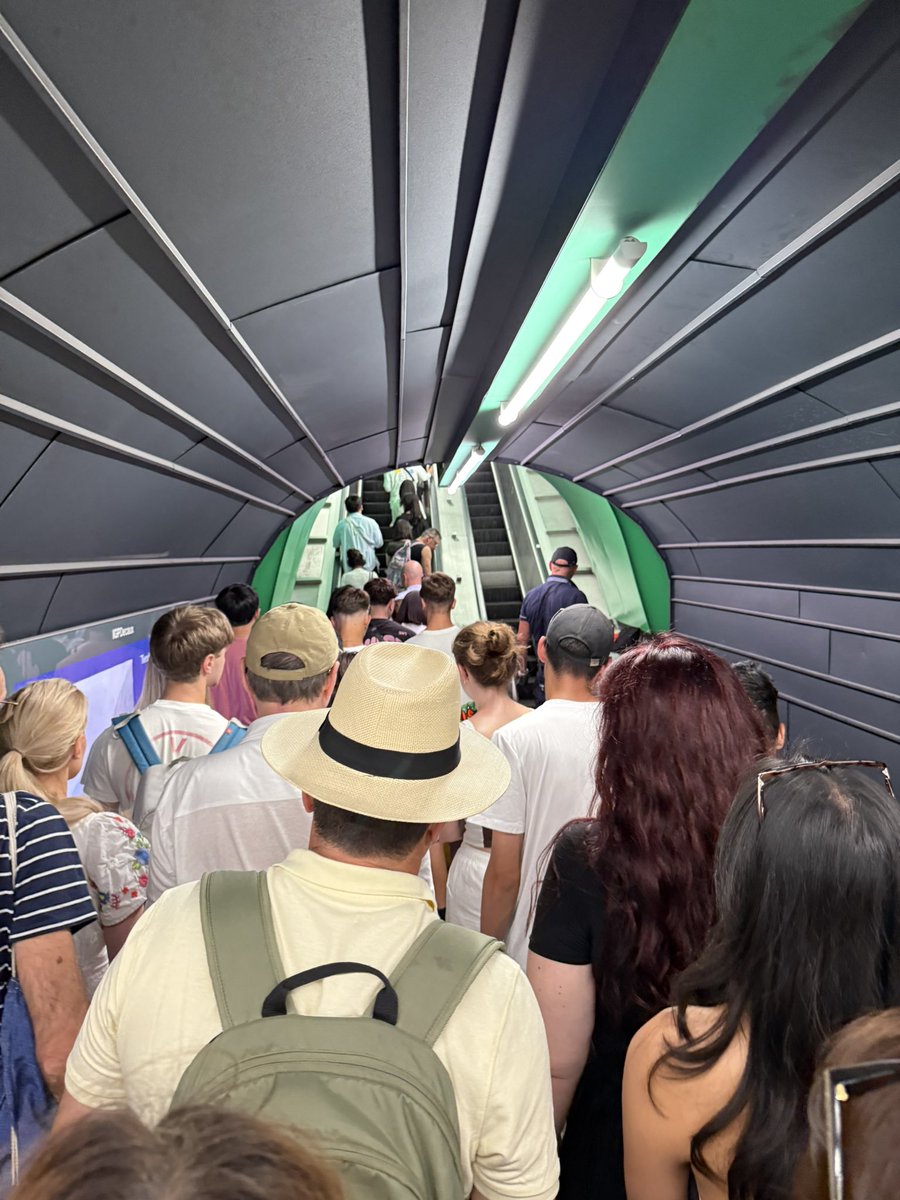 MatteoPuppi's tweet photo. Sono settimane che nella “periferica” stazione Spagna funziona una sola scala mobile in salita. Risultato: poco oltre i tornelli un effetto imbuto certamente fuori da ogni regola di sicurezza.

@gualtierieurope @InfoAtac https://t.co/h8eJIbbsls