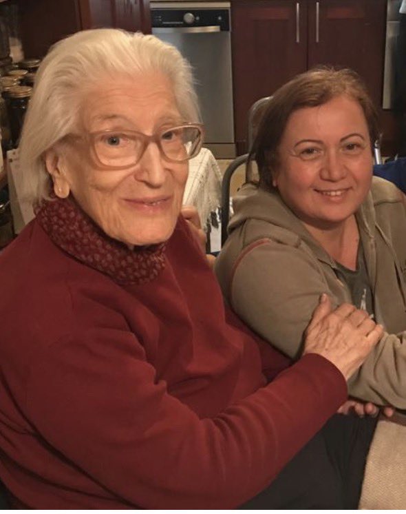 AvarBanu's tweet photo. İddianame hazır. 4 Ağustosta adaletin yerini bulmasını bekliyoruz!
***
Sevgili Fatma, 
Bu kadar pislik arasında bir çiçek dünyaya getirdin. Üretmeyi hep devam ettirdin. Kimseye müdanan olmadı. Kafanın doğrultusunda ayırdetmeden herkesi eleştirdin doğru bildiğini söyledin.  Kafkas geleneğindeki dobralığınla nam saldın. Her zaman aynı fikirde olmasak da  hiçbir dalgalanmanı,  rüzgar güllüğünü görmedik. Seni seviyoruz. 
Behiç ve Kardelenimize çok yakında kavuşacağını biliyoruz..