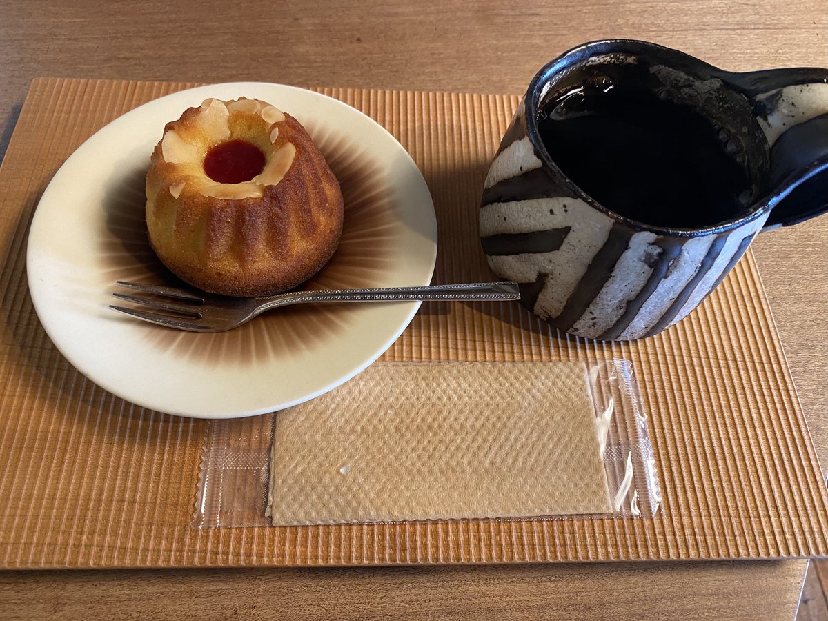 uduki201902's tweet photo. 食後にルーサイトギャラリーでお茶タイム。ここは夏になったら来たくなる。今日は1年ぶりにお邪魔した。窓から見える総武線の電車の音が凄くいいし時間の流れがゆっくり感じる素敵空間✨ https://t.co/0rB1nSSxkH