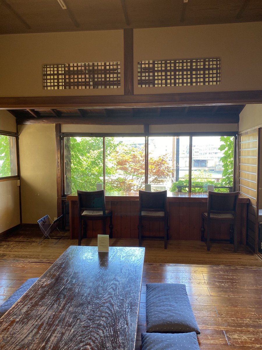 uduki201902's tweet photo. 食後にルーサイトギャラリーでお茶タイム。ここは夏になったら来たくなる。今日は1年ぶりにお邪魔した。窓から見える総武線の電車の音が凄くいいし時間の流れがゆっくり感じる素敵空間✨ https://t.co/0rB1nSSxkH
