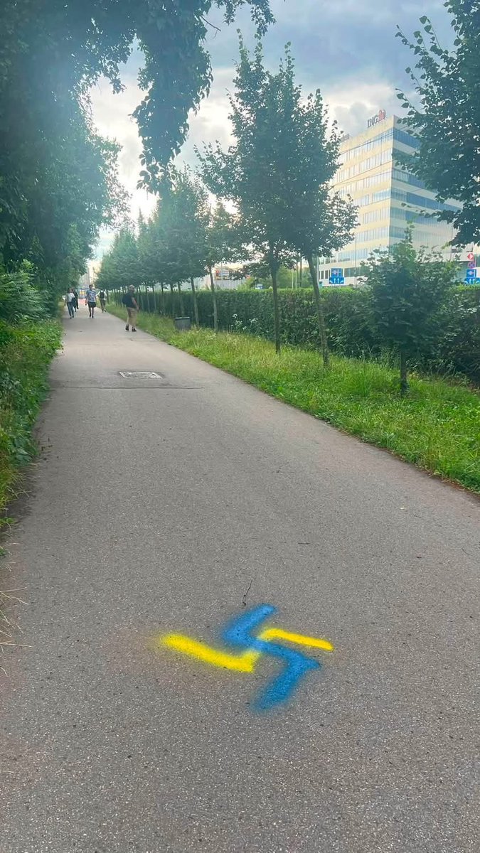 smutnahistoria's tweet photo. Od Artur Bagliuk fb 
„🇵🇱 Dziś na ciągu pieszo-rowerowym przy ulicy Kapelanka ktoś namalował swastykę żółto-niebieską farbą. Nieprzypadkowo - właśnie w kolorach ukraińskiej flagi.

To nie jest "żart" ani zwykły wandalizm. To świadomy akt symboliczny, mający na celu jedno: przeprowadzenie odrażającej paraleli między Ukrainą a nazizmem. Ten zabieg nie jest nowy - to jedna z podstawowych narracji rosyjskiej propagandy, która od lat próbuje się zaszczepić w przestrzeni informacyjnej Europy, w tym w Polsce.

Warto zrozumieć: to nie jest "polska" akcja ani odzwierciedlenie stosunku Polaków do Ukraińców. Zdecydowana większość mieszkańców Krakowa, z którymi mam do czynienia na co dzień - w pracy, w działalności społecznej, po prostu na ulicy - odnosi się do Ukraińców z szacunkiem i solidarnością. Ale pojedynczych przejawów takiej symboliki nie można ignorować ani zbywać jako "zwykłe graffiti".

I tu trzeba powiedzieć wprost: takich przypadków będzie więcej. Wraz ze zmianą nastrojów społecznych, zmęczeniem wojną, trudnościami gospodarczymi oraz celowym działaniem sieci propagandowych - przestrzeń dla takich prowokacji będzie się tylko powiększać. To nie powód do paniki, ale powód, by reagować systemowo już teraz, zamiast czekać, aż takich rysunków będą dziesiątki. Każdy niezauważony i niekomentowany przypadek to sygnał, że można dalej.

Zwracam się do Urząd Miasta Krakowa z prośbą o usunięcie rysunku i odnotowanie incydentu. Apeluję do wszystkich, którzy zobaczą coś podobnego - fotografujcie, zgłaszajcie do odpowiednich służb (numer alarmowy 112, Straż Miejska) i nie przechodźcie obojętnie.

Przyjaźń między Ukraińcami a Polakami buduje się latami wspólnej pracy, wzajemnej pomocy i szacunku. Takie prowokacje to próba jej podważenia. Nie pozwólmy, by pojedyncze akty stały się normą.

Im więcej osób to zobaczy, tym trudniej będzie takie rzeczy ignorować. Udostępnijcie ten post - niech dotrze do jak najszerszego grona.

🇺🇦
Сьогодні на пішохідно-велосипедній доріжці на вулиці Капеланка хтось намалював свастику жовто-блакитними фарбами. Не випадково - саме кольорами українського прапора.

Це не "жарт" і не побутовий вандалізм. Це свідомий символічний акт, розрахований на одне: провести огидну паралель між Україною та нацизмом. Прийом не новий - це один із базових наративів російської пропаганди, який роками намагаються прищепити в інформаційному просторі Європи, включно з Польщею.

Важливо розуміти: це не "польська" акція і не відображення ставлення поляків до українців. Переважна більшість мешканців Кракова, з якими я щодня взаємодію - на роботі, в громадській діяльності, просто на вулиці - ставляться до українців з повагою і солідарністю. Але поодинокі прояви такої символіки не можна ігнорувати чи списувати на "просто графіті".

І тут варто сказати чесно: подібних випадків буде більше. Зі зміною суспільних настроїв, втомою від війни, економічними труднощами і цілеспрямованою роботою пропагандистських мереж - простір для таких провокацій буде тільки розширюватися. Це не привід панікувати, але це привід реагувати системно вже зараз, а не чекати, поки таких малюнків стане десятки. Кожен незафіксований і непрокоментований випадок - це сигнал, що можна й далі.

Я звертаюся до Urzędu Miasta Krakowa з проханням прибрати малюнок і зафіксувати інцидент. Закликаю всіх, хто побачить подібне - фотографувати, повідомляти відповідні служби (numer alarmowy 112, Straż Miejska) і не залишати це без уваги.

Дружба між українцями і поляками будується роками спільної праці, взаємодопомоги і поваги. Такі провокації - спроба це підірвати. Не дозволимо, щоб поодинокі акти стали нормою.

Чим більше людей це побачить, тим важче буде таке ігнорувати. Поширюйте цей допис - нехай дійде до якомога ширшого кола.

https://t.co/9cDF2QuF6q Kraków PL”