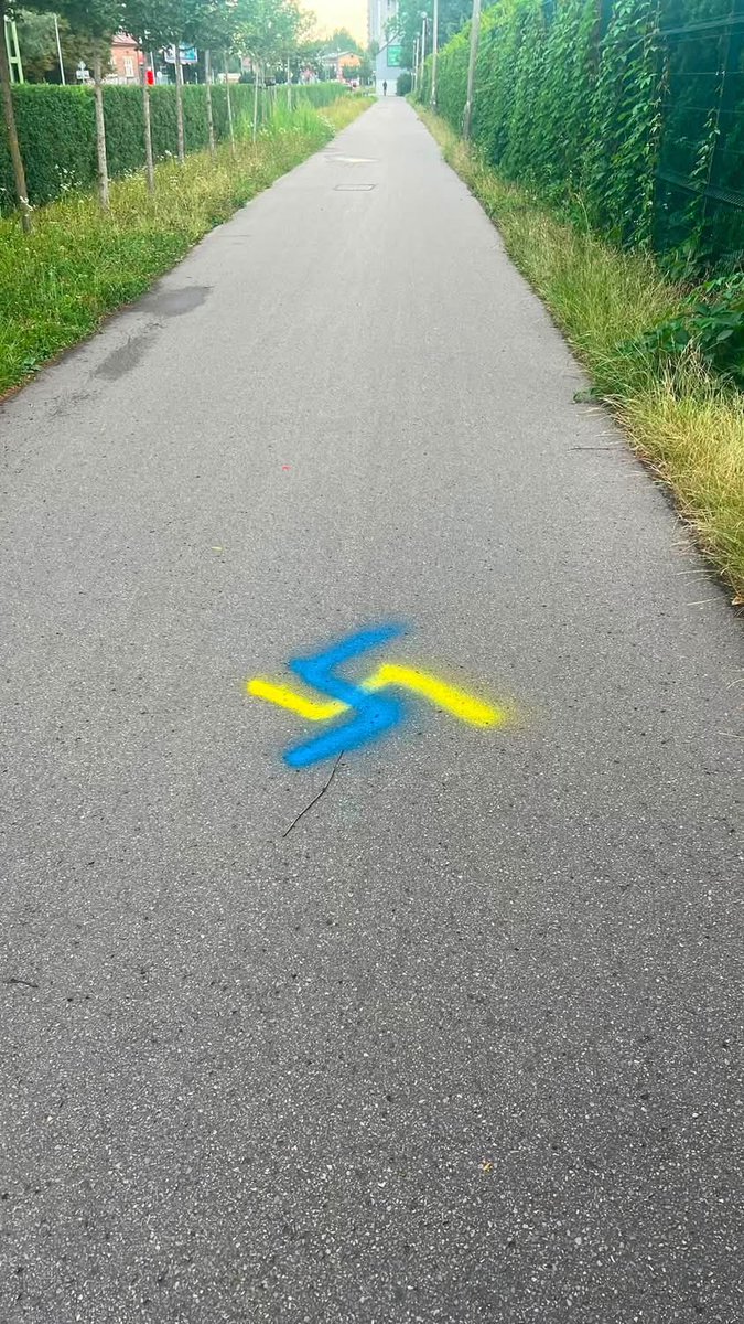 smutnahistoria's tweet photo. Od Artur Bagliuk fb 
„🇵🇱 Dziś na ciągu pieszo-rowerowym przy ulicy Kapelanka ktoś namalował swastykę żółto-niebieską farbą. Nieprzypadkowo - właśnie w kolorach ukraińskiej flagi.

To nie jest "żart" ani zwykły wandalizm. To świadomy akt symboliczny, mający na celu jedno: przeprowadzenie odrażającej paraleli między Ukrainą a nazizmem. Ten zabieg nie jest nowy - to jedna z podstawowych narracji rosyjskiej propagandy, która od lat próbuje się zaszczepić w przestrzeni informacyjnej Europy, w tym w Polsce.

Warto zrozumieć: to nie jest "polska" akcja ani odzwierciedlenie stosunku Polaków do Ukraińców. Zdecydowana większość mieszkańców Krakowa, z którymi mam do czynienia na co dzień - w pracy, w działalności społecznej, po prostu na ulicy - odnosi się do Ukraińców z szacunkiem i solidarnością. Ale pojedynczych przejawów takiej symboliki nie można ignorować ani zbywać jako "zwykłe graffiti".

I tu trzeba powiedzieć wprost: takich przypadków będzie więcej. Wraz ze zmianą nastrojów społecznych, zmęczeniem wojną, trudnościami gospodarczymi oraz celowym działaniem sieci propagandowych - przestrzeń dla takich prowokacji będzie się tylko powiększać. To nie powód do paniki, ale powód, by reagować systemowo już teraz, zamiast czekać, aż takich rysunków będą dziesiątki. Każdy niezauważony i niekomentowany przypadek to sygnał, że można dalej.

Zwracam się do Urząd Miasta Krakowa z prośbą o usunięcie rysunku i odnotowanie incydentu. Apeluję do wszystkich, którzy zobaczą coś podobnego - fotografujcie, zgłaszajcie do odpowiednich służb (numer alarmowy 112, Straż Miejska) i nie przechodźcie obojętnie.

Przyjaźń między Ukraińcami a Polakami buduje się latami wspólnej pracy, wzajemnej pomocy i szacunku. Takie prowokacje to próba jej podważenia. Nie pozwólmy, by pojedyncze akty stały się normą.

Im więcej osób to zobaczy, tym trudniej będzie takie rzeczy ignorować. Udostępnijcie ten post - niech dotrze do jak najszerszego grona.

🇺🇦
Сьогодні на пішохідно-велосипедній доріжці на вулиці Капеланка хтось намалював свастику жовто-блакитними фарбами. Не випадково - саме кольорами українського прапора.

Це не "жарт" і не побутовий вандалізм. Це свідомий символічний акт, розрахований на одне: провести огидну паралель між Україною та нацизмом. Прийом не новий - це один із базових наративів російської пропаганди, який роками намагаються прищепити в інформаційному просторі Європи, включно з Польщею.

Важливо розуміти: це не "польська" акція і не відображення ставлення поляків до українців. Переважна більшість мешканців Кракова, з якими я щодня взаємодію - на роботі, в громадській діяльності, просто на вулиці - ставляться до українців з повагою і солідарністю. Але поодинокі прояви такої символіки не можна ігнорувати чи списувати на "просто графіті".

І тут варто сказати чесно: подібних випадків буде більше. Зі зміною суспільних настроїв, втомою від війни, економічними труднощами і цілеспрямованою роботою пропагандистських мереж - простір для таких провокацій буде тільки розширюватися. Це не привід панікувати, але це привід реагувати системно вже зараз, а не чекати, поки таких малюнків стане десятки. Кожен незафіксований і непрокоментований випадок - це сигнал, що можна й далі.

Я звертаюся до Urzędu Miasta Krakowa з проханням прибрати малюнок і зафіксувати інцидент. Закликаю всіх, хто побачить подібне - фотографувати, повідомляти відповідні служби (numer alarmowy 112, Straż Miejska) і не залишати це без уваги.

Дружба між українцями і поляками будується роками спільної праці, взаємодопомоги і поваги. Такі провокації - спроба це підірвати. Не дозволимо, щоб поодинокі акти стали нормою.

Чим більше людей це побачить, тим важче буде таке ігнорувати. Поширюйте цей допис - нехай дійде до якомога ширшого кола.

https://t.co/9cDF2QuF6q Kraków PL”
