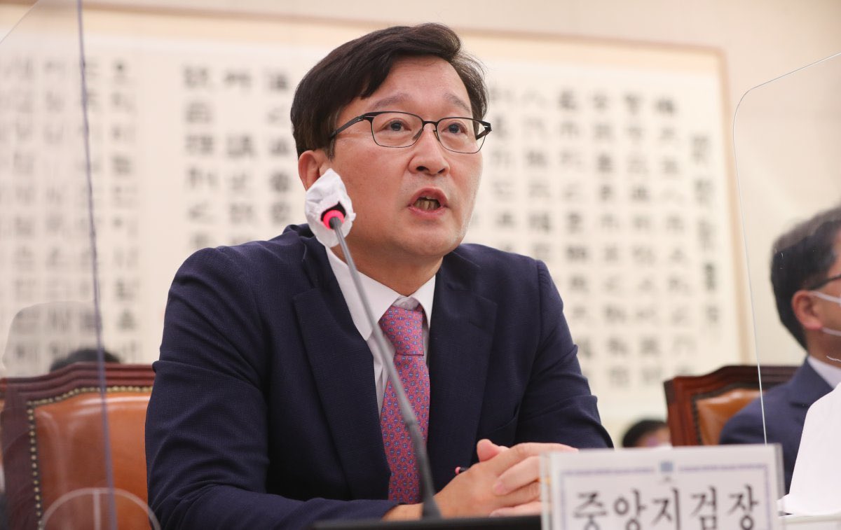 LOLOS8678's tweet photo. 대한민국 법치를 지키려 목소리를 낸 검사들의 성명문을 공유합니다. 정독과 공유는 우리의 몫입니다. 모두가 언론이 되어주세요!

-

[대검찰청 조사기구 운영 지침 및 미래위원회 규정에 대한 법치주의 훼손 우려 성명]

국민의 기본권 보호와 공정한 사법 질서 확립은 법치주의의 근간입니다. 그러나 최근 법무부와 대검찰청이 만든 『인권침해 또는 권한남용 의혹 사건의 진상조사를 위한 대검찰청 조사기구 구성 및 운영에 관한 지침』과 『검찰인권존중미래위원회 규정』은 그 취지와 무관하게, 사법부의 독립성을 침해하고 법치주의 원칙을 흔들 수 있는 중대한 독소 조항을 포함하고 있습니다. 이에 우리는 깊은 우려를 표하며 다음과 같이 입장을 밝힙니다.

1. 국회의 입법권을 우회한 실질적 ‘공소취소 특검 기구’ 신설을 규탄합니다. 해당 지침과 규정은 국회에서 위헌성과 위법성 논란으로 합의에 이르지 못한 관련 특검법을 법무부의 행정 지침을 통해 우회적으로 실현하려는 시도로 볼수밖에 없습니다. 이는 국회의 입법권을 존중해야 하는 행정부의 권한 범위를 넘어선 조치이며, 절차적 정당성을 결여한 행위입니다.

2. 현재 진행 중인 재판에 대한 중대한 개입이자 위헌적 시도입니다. 조사 대상에 포함된 다수의 사건은 현재 법원에서 치열하게 법리 공방이 진행 중인 사안들입니다. 법원의 증거조사가 완료되지 않은 상황에서 조사단이 이미 증언을 했거나 증언 예정인 관련자들을 조사하고, 관련 수사 및 공소유지 담당자를 조사하고 재판 자료를 별도로 검토하는 것은 헌법상 권력분립 원칙을 정면으로 위배하는 행위입니다. 이는 사법부의 독립된 재판에 부당한 영향을 미치려는 중대한 위헌적 소지가 있습니다.

3. '진상조사'를 표방한 초법적 강제수사 권한 부여를 철회해야 합니다. 해당 지침 제7조 제2항 제4호는 진상확인을 위해 ‘증거자료 압수 등 필요한 수사’를 할 수 있도록 명시하고 있습니다. 대외적으로는 행정적 의미의 '진상 조사'를 표방하면서도, 실질적으로는 법적 근거가 미비한 초법적 강제수사 권한을 부여한 것입니다. 이는 적법절차의 원칙에 위배되는 명백한 권한 남용입니다.

4. 조사 기구의 정치적 중립성과 독립성을 신뢰하기 어려운 구조입니다. 조사단의 수장으로 법무부 장관의 직속 부서에서 근무하던 검찰과장을 임명한 것은 해당 기구의 정치적 중립성을 본질적으로 훼손하는 인사입니다. 정권과 정부의 영향력으로부터 완전히 독립하여 객관적인 조사를 수행해야 할 기구가 시작부터 편향성 논란에 휘말릴 수밖에 없는 구조적 한계를 자초했습니다.

5. 법무부 장관의 '하명수사'로 변질될 수 있는 종속적 구조를 반대합니다. 규정에 따르면 법무부 장관이 임명한 외부위원들이 조사 대상을 임의로 선정하고, 조사단의 진행 경과를 보고받으며 구체적인 조사 방향까지 제시할 수 있도록 설계되어 있습니다. 이는 조사단이 위원회와 법무부의 통제 아래 놓여 있음을 보여주는 증거입니다. 독립적 활동은 불가능하며, 사실상 장관의 의중에 따른 '하명수사' 도구로 전락할 위험이 매우 높습니다.

6. 표적 조사를 위한 '포괄적·모색적 과잉 조사'를 즉각 중단하십시오. 
법률에 의해 수사 대상과 범위가 엄격하게 특정되는 특별검사 제도와 달리, 이번 진상조사단은 조사대상과 기간 면에서도 큰 문제가 있는 것이, 필요에 따라 30일씩 연장할 수 있는 횟수에 제한이 없어 사실상 무기한 조사가 가능하고, 그 대상도 국민 제안에 따라 계속 확장할 수 있습니다. 이는 구체적인 혐의나 비위가 드러나지 않은 상태에서 수사 및 공소유지 과정 전반을 뒤져 압박용 혐의를 찾아내려는 과잉 조사이자, 전형적인 '모색적 조사(Fishing Expedition)'입니다.

법무부와 대검찰청은 인권 보장과 미래 개혁이라는 명분 뒤에 숨은 법치주의 훼손 행위를 즉각 중단해야 합니다. 사법부의 권한을 침해하고, 법치 제도의 근간을 흔드는 초법적 지침과 규정을 전면 폐기하고, 헌법과 법률이 정한 적법 절차의 테두리 안에서 공정한 사법 질서를 수호할 것을 강력히 촉구합니다. 아울러 향후 위와 같이 법적 근거가 없음은 물론 헌법과 형사소송법에 명백히 반하는 규정에 근거하여 위헌 ‧ 위법적 조치가 이뤄질 경우 법률가로서 그에 상응하는 법적 대응을 진행할 것입니다.

2026년 7월 8일 前 수원지검장 홍승욱, 김유철, 신봉수, 前 서울중앙지검장 송경호