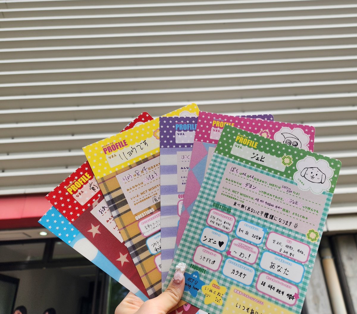 _5kasii's tweet photo. 260708 엔시티위시 오사카 전달회 후기...
료보자마자 ���아디귀햇는데 아기가 해줬어오..🥹
리쿠도 내가 냅다 쿠잉포즈했더니 챱!!하고 쿠잉포즈해줌 햄햄이야..😍
저러고 렉걸린채로 유우찌한테 넘어가서 냅다 찌한테 애교한 여자됨..; 너두해줘! 왜안해주냐니까 은은하게 웃고 시온이에게 보내버림.. https://t.co/vFnRc7InIx