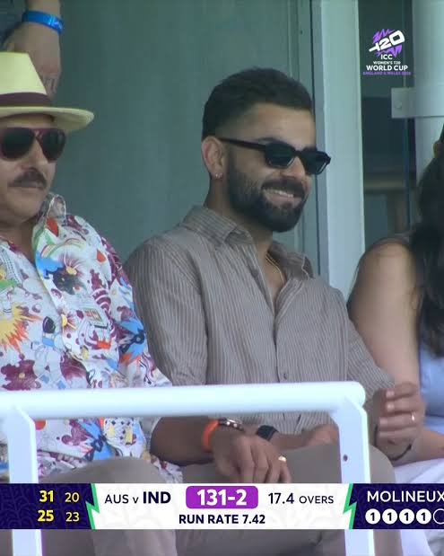 BrevisFC2's tweet photo. @varunx18 Maine tho aise nahi dekha fans ko jab virat gaya tha match dekhne . https://t.co/81h2Uu50YR