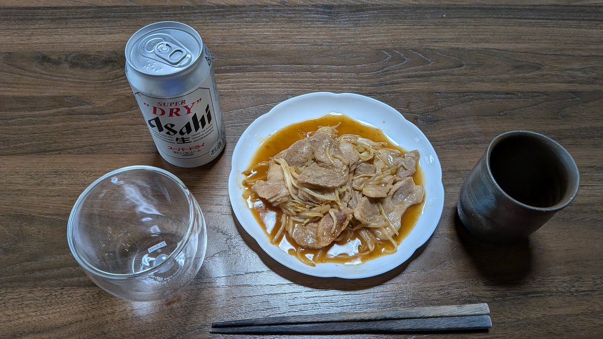 mori_nako_jun's tweet photo. お疲れ様です😊
今日はわたしが作った「肉もやし炒め」で晩酌です😍肉は塩コショウで下味を付けて、焼肉のタレで仕上げて見ました👍少し…焼肉のタレが多かったかな😂もやしも炒め過ぎた⤵️次回はもう少し上手に作ろう❗ https://t.co/rfHQuiGCQ6